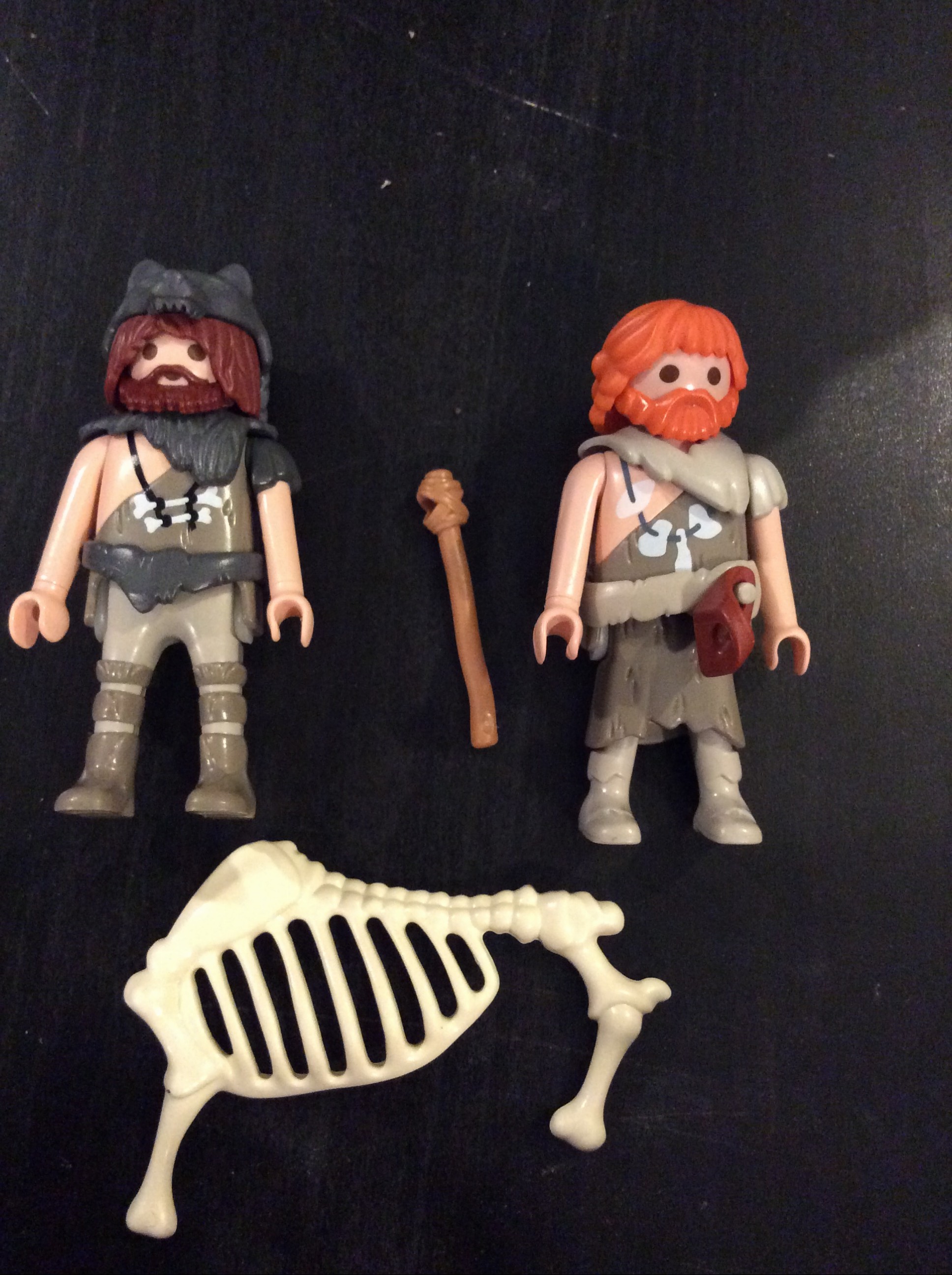 PLAYMOBIL PAREJA DE CAVERNÍCOLAS GRISES