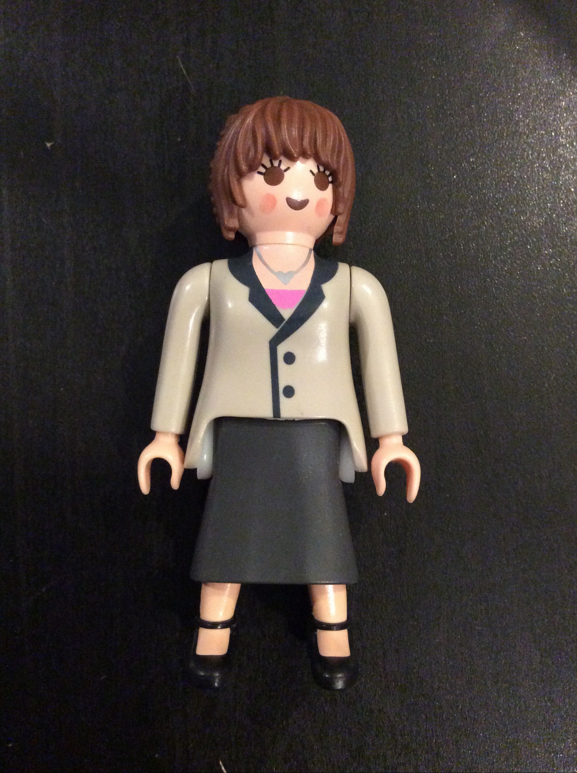 FIGURA SECRETARIA CON FALDA Y ZAPATOS