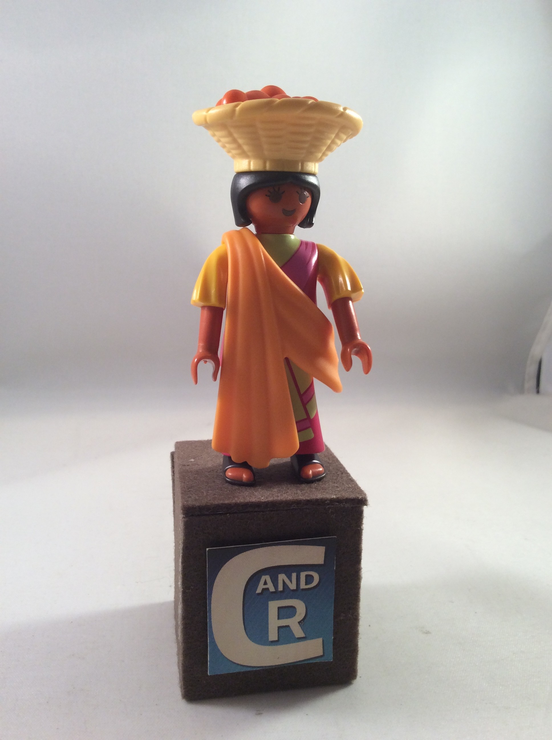 FIGURA MUJER INDU SERIE 5