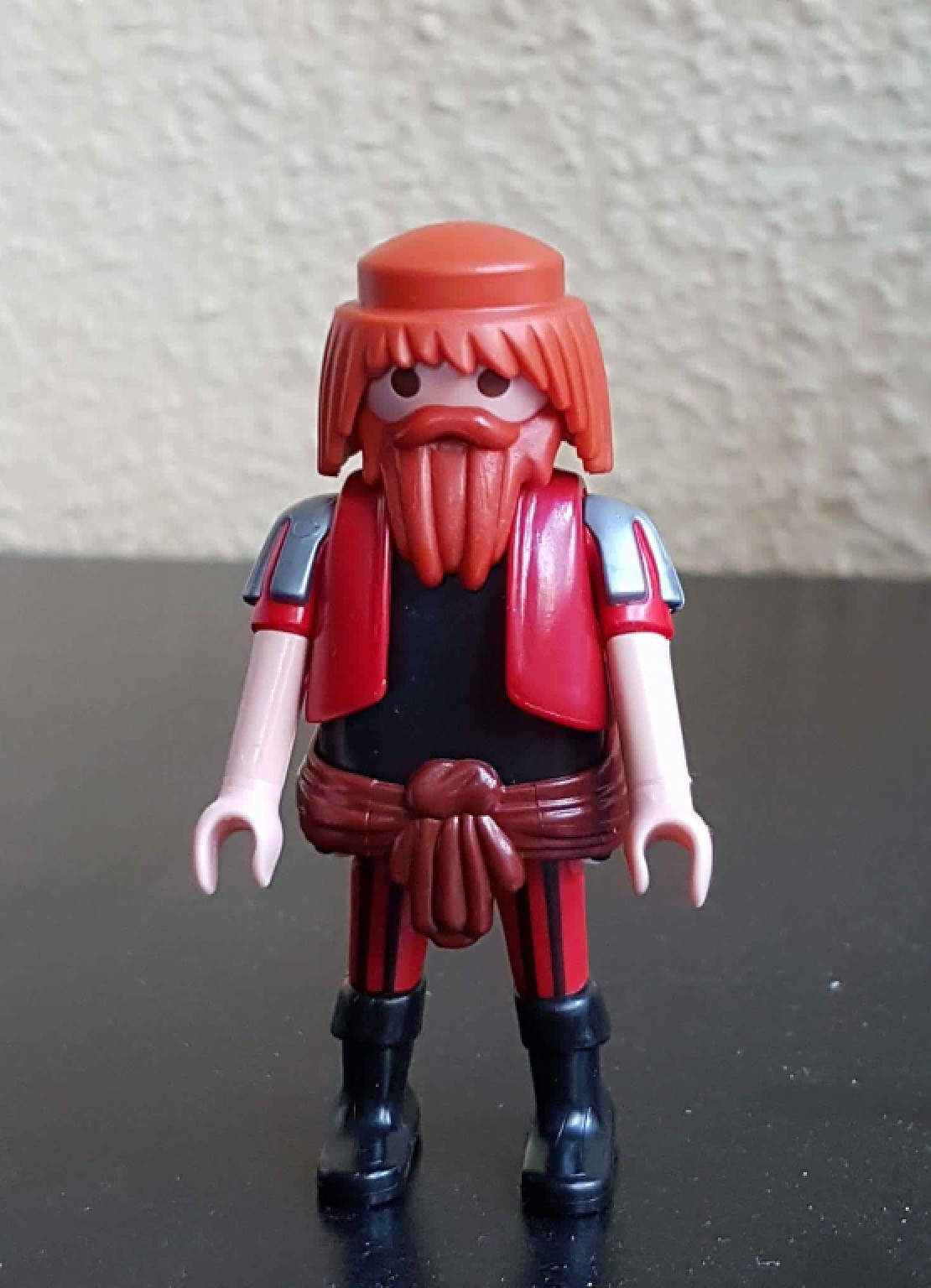 PLAYMOBIL FIGURA PIRATA CON BARBA NARANJA LARGA