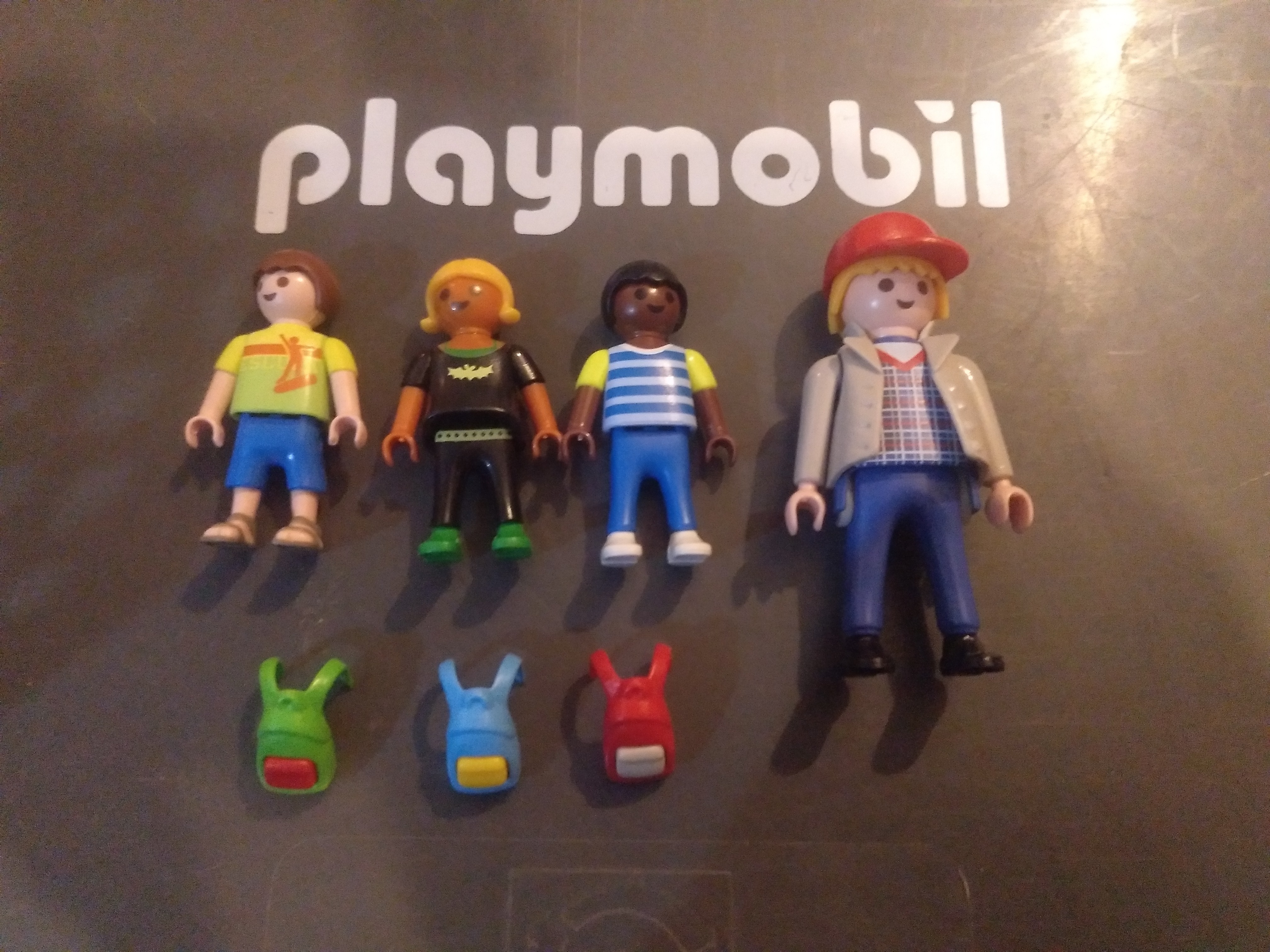 PLAYMOBIL 3 NIÑOS CON ADULTO EN BOLSA CERRADA