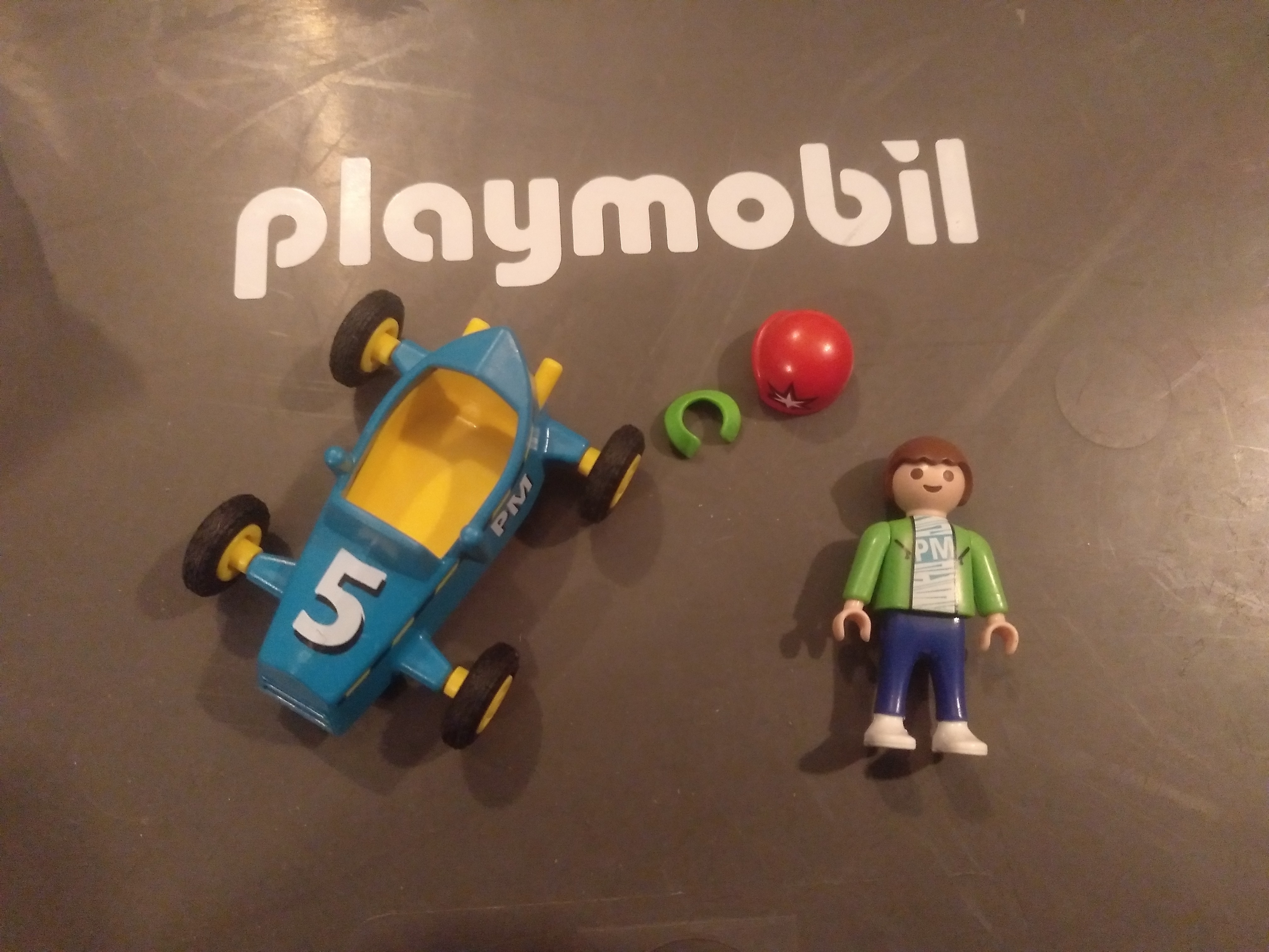 PLAYMOBIL NIÑO CON COCHE DE CARRERAS EN BOLSA CERRADA