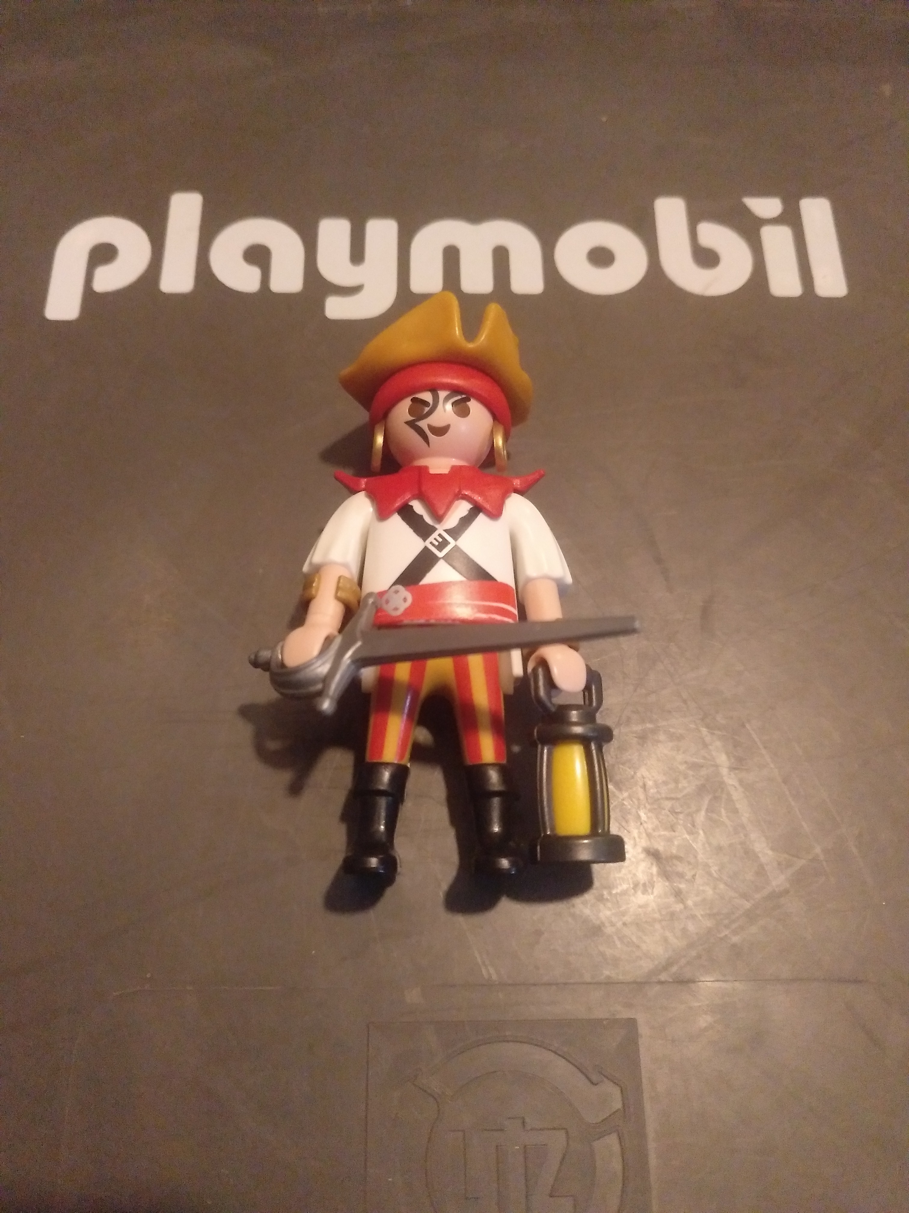 PLAYMOBIL PIRATA DE RONDA NOCTURNA CON ESPADA Y FAROL