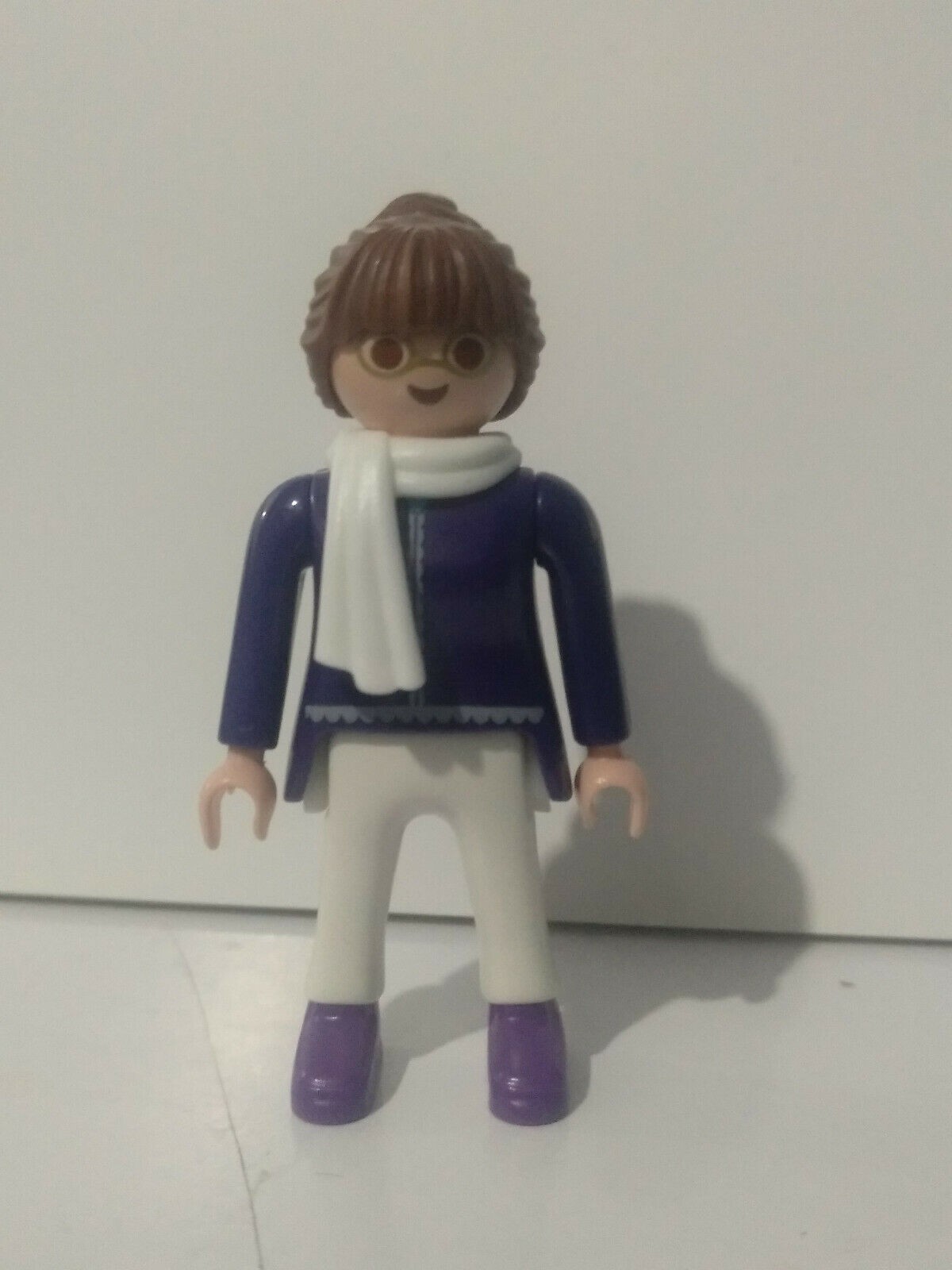 PLAYMOBIL FIGURA CHICA CON GAFAS Y BUFANDA - 25/8/19
