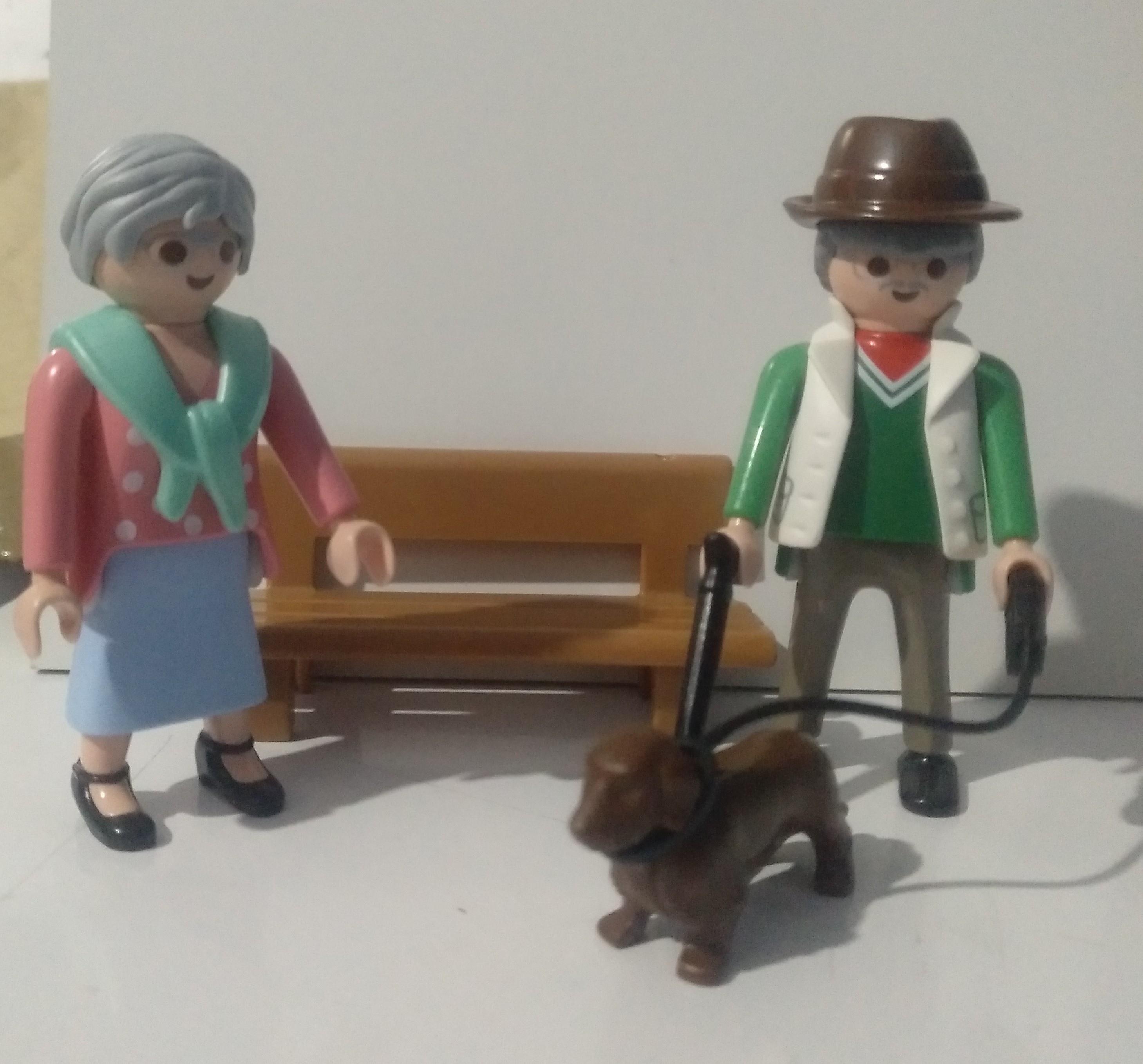 PLAYMOBIL PAREJA DE ABUELOS CON PERRO Y BANCO 20/6/19