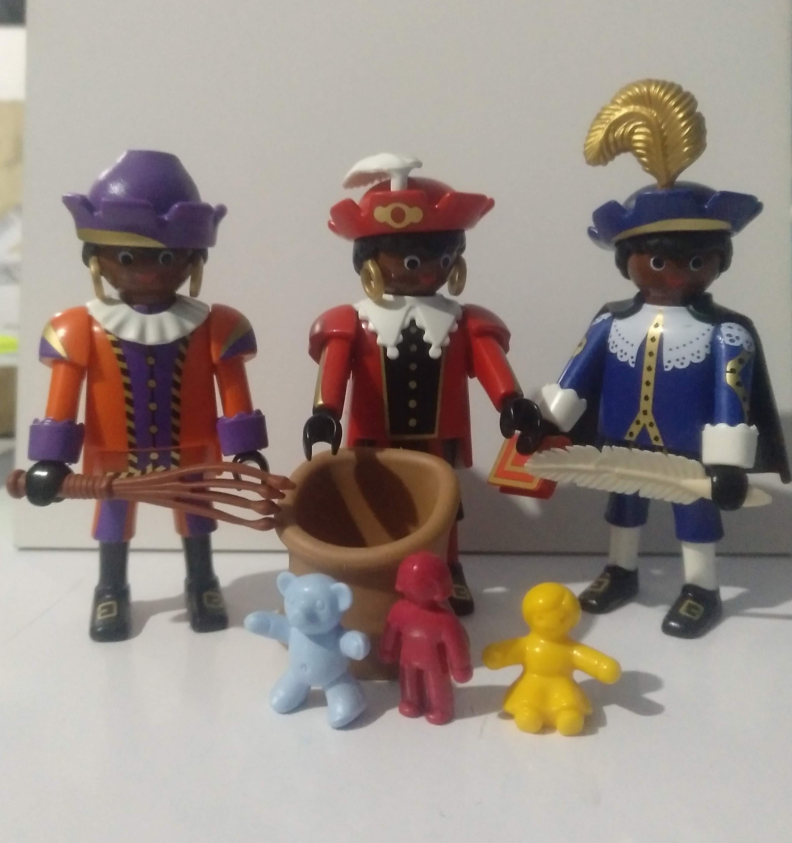 PLAYMOBIL AYUDANTE ROJO CON COMPLEMENTOS DE SAN NICOLAS