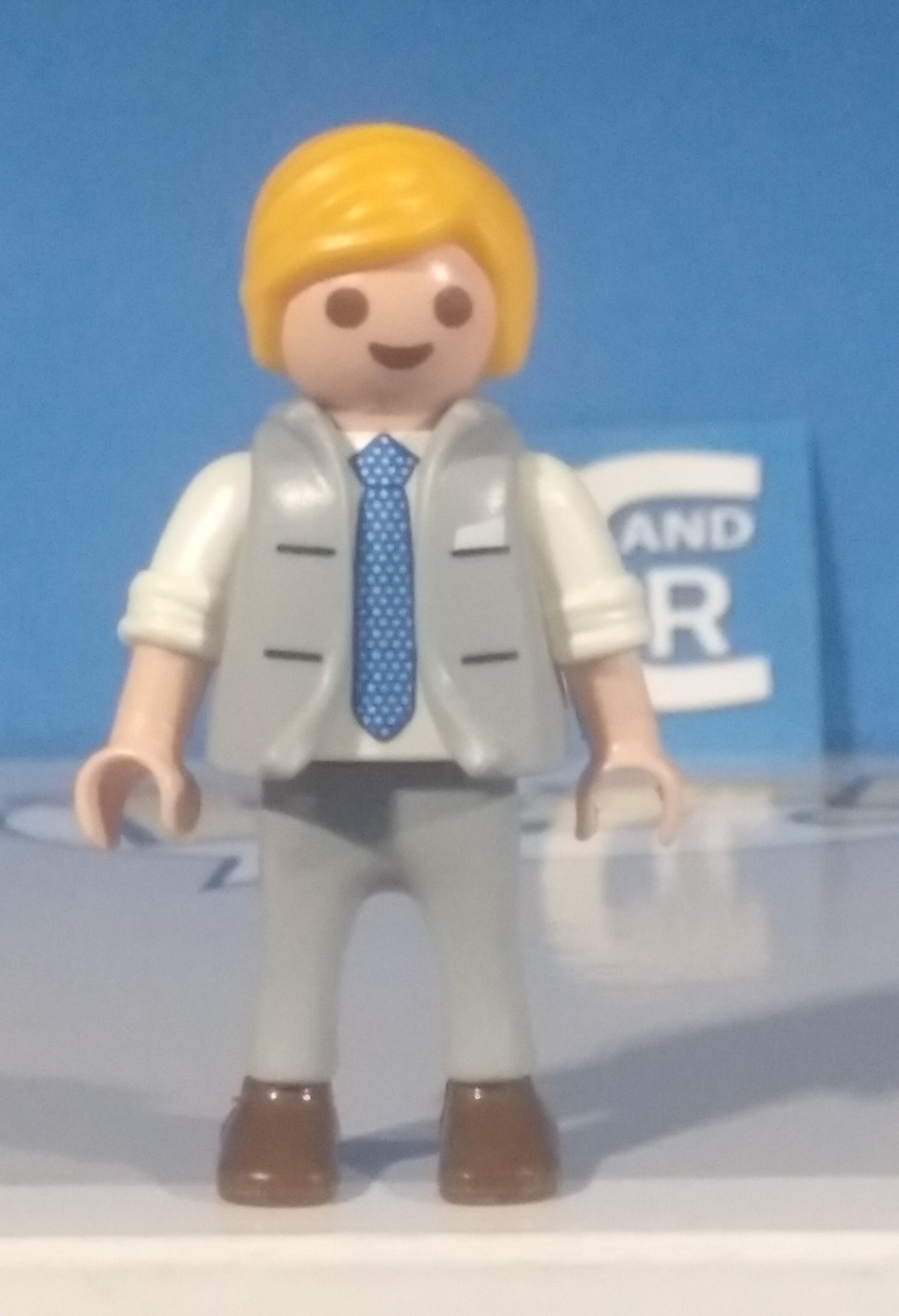 PLAYMOBIL NIÑO VESTIDO PARA BODA, CON CORBATA