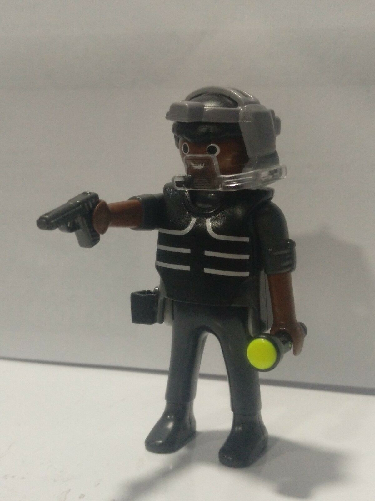 PLAYMOBIL POLICIA NEGRO CON PISTOLA