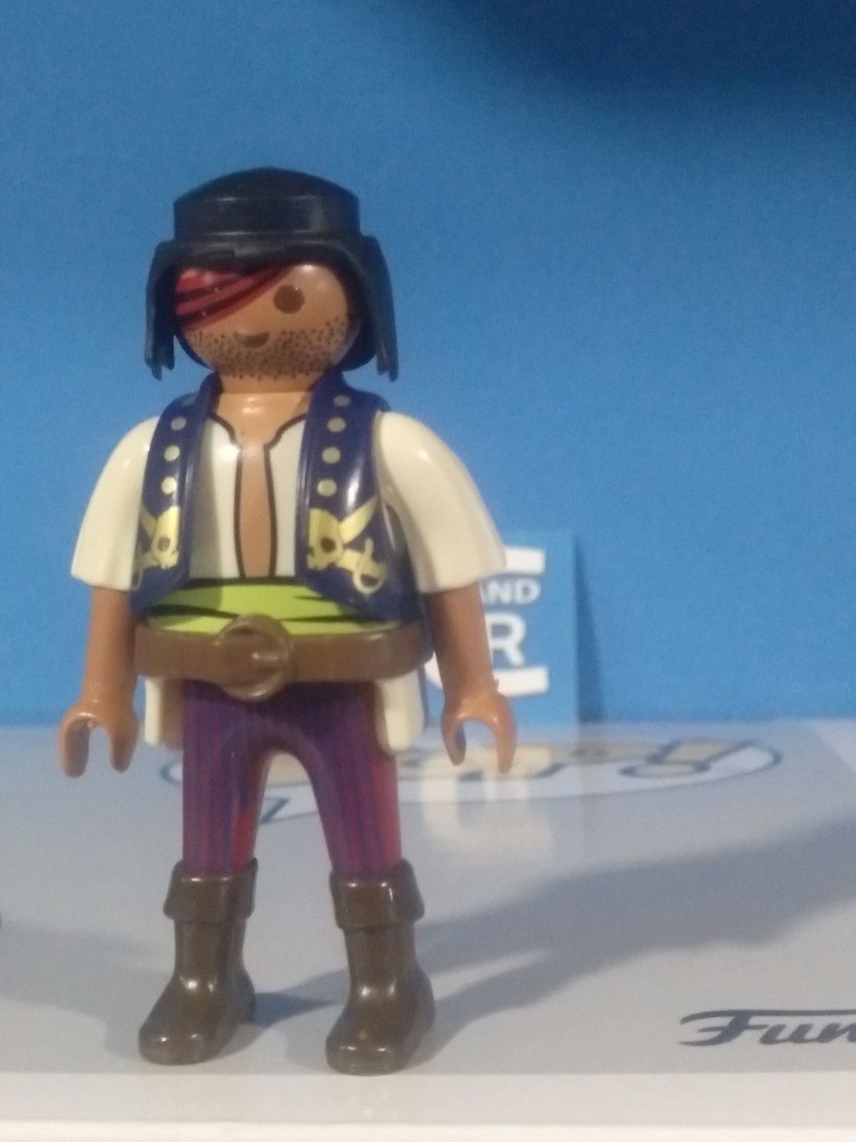 PLAYMOBIL FIGURA PIRATA CON CHALECO - 29/9/20