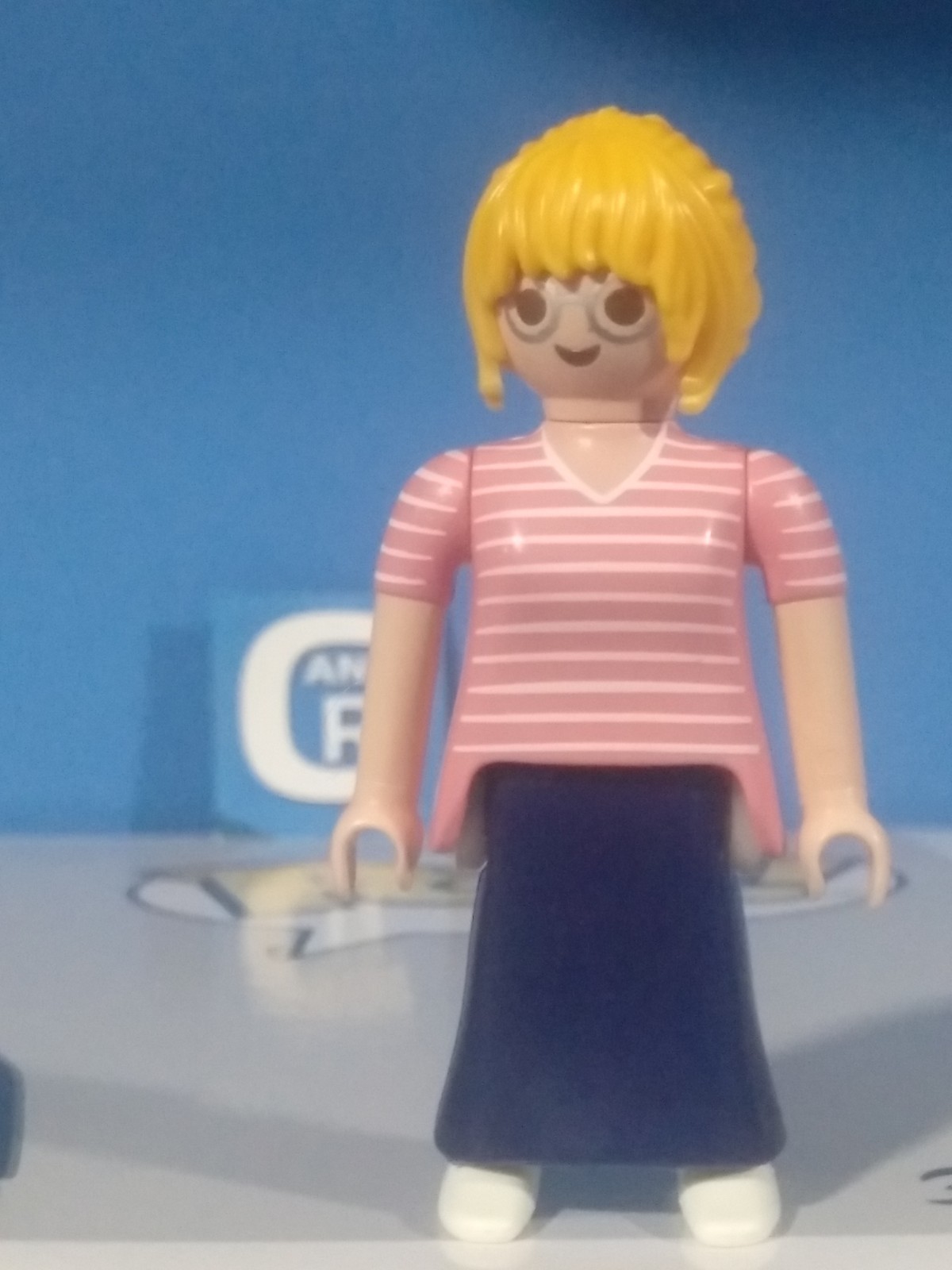 PLAYMOBIL FIGURA MUJER CITY CON FALDA Y GAFAS - 6/11/20