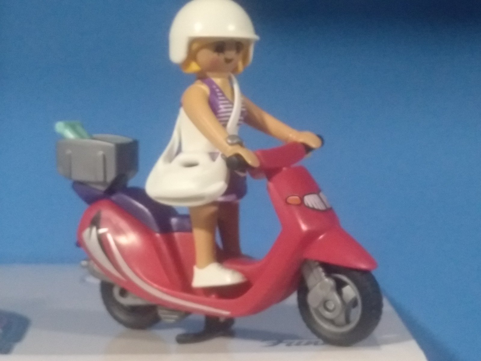 PLAYMOBIL MUJER CON VESPA - 6/11/20
