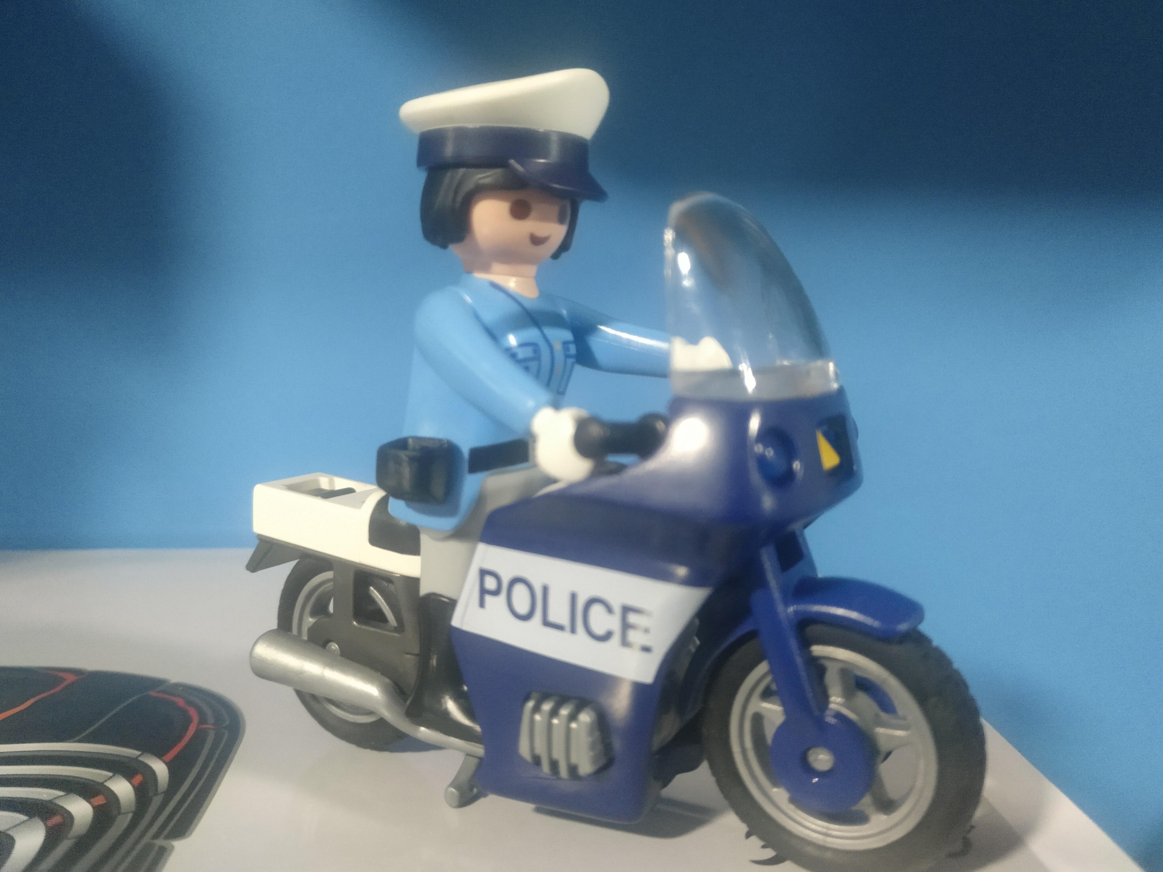 PLAYMOBIL MUJER POLICIA EN MOTO - 11/11/20