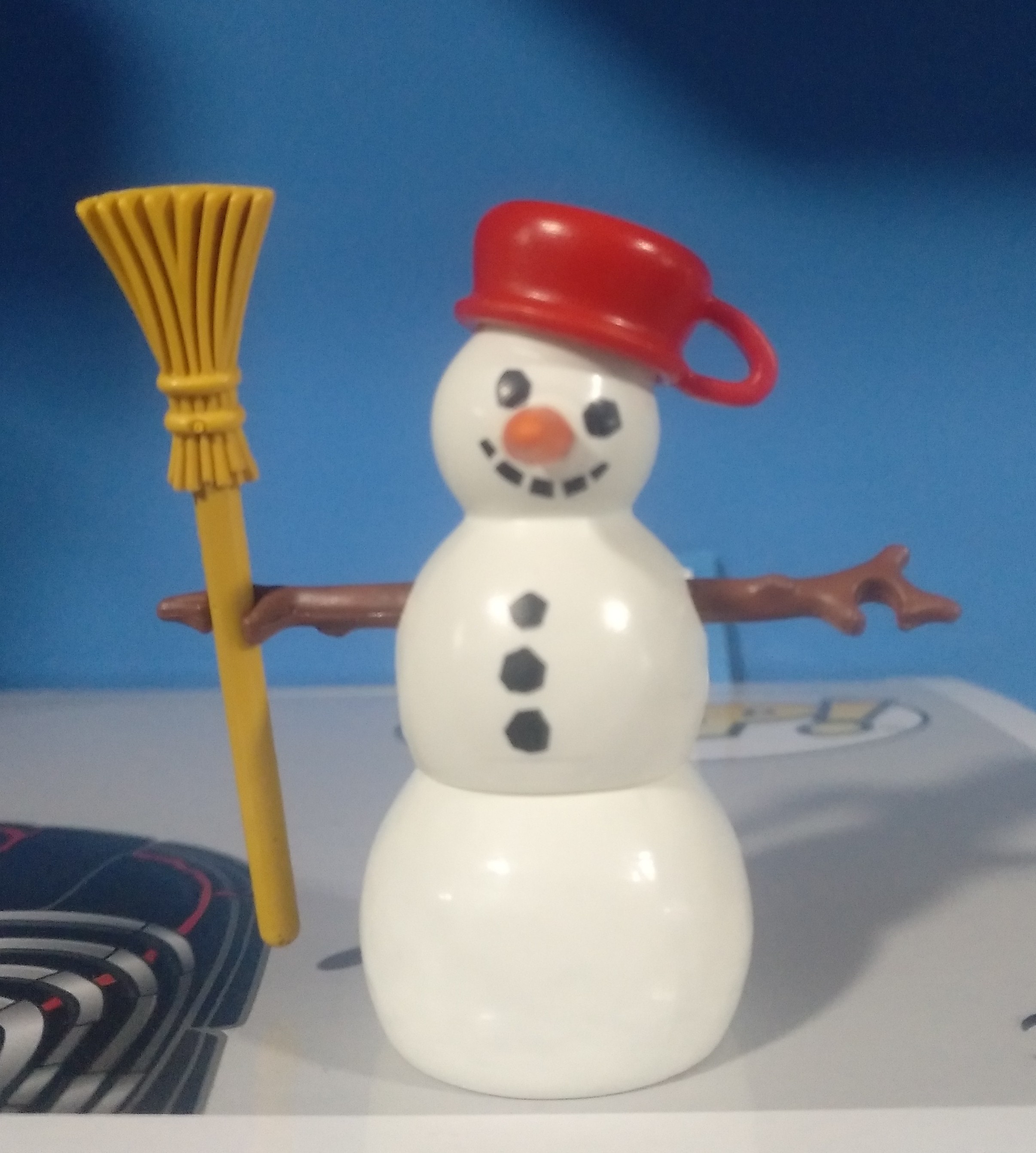 PLAYMOBIL MUÑECO DE NIEVE CON ESCOBA - 26/12/19