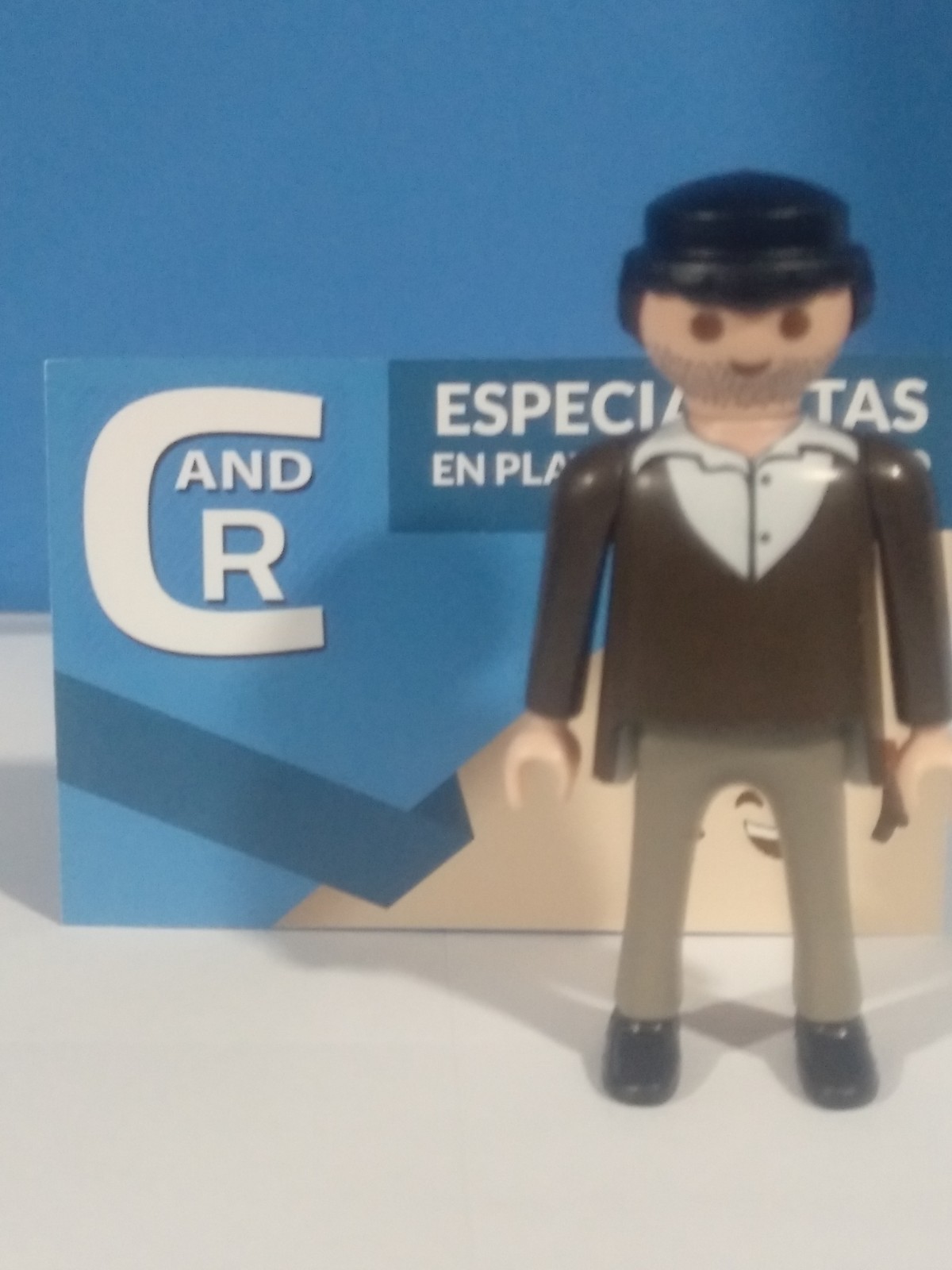 PLAYMOBIL FIGURA HOMBRE CON JERSEY MARRON - 20/1/21