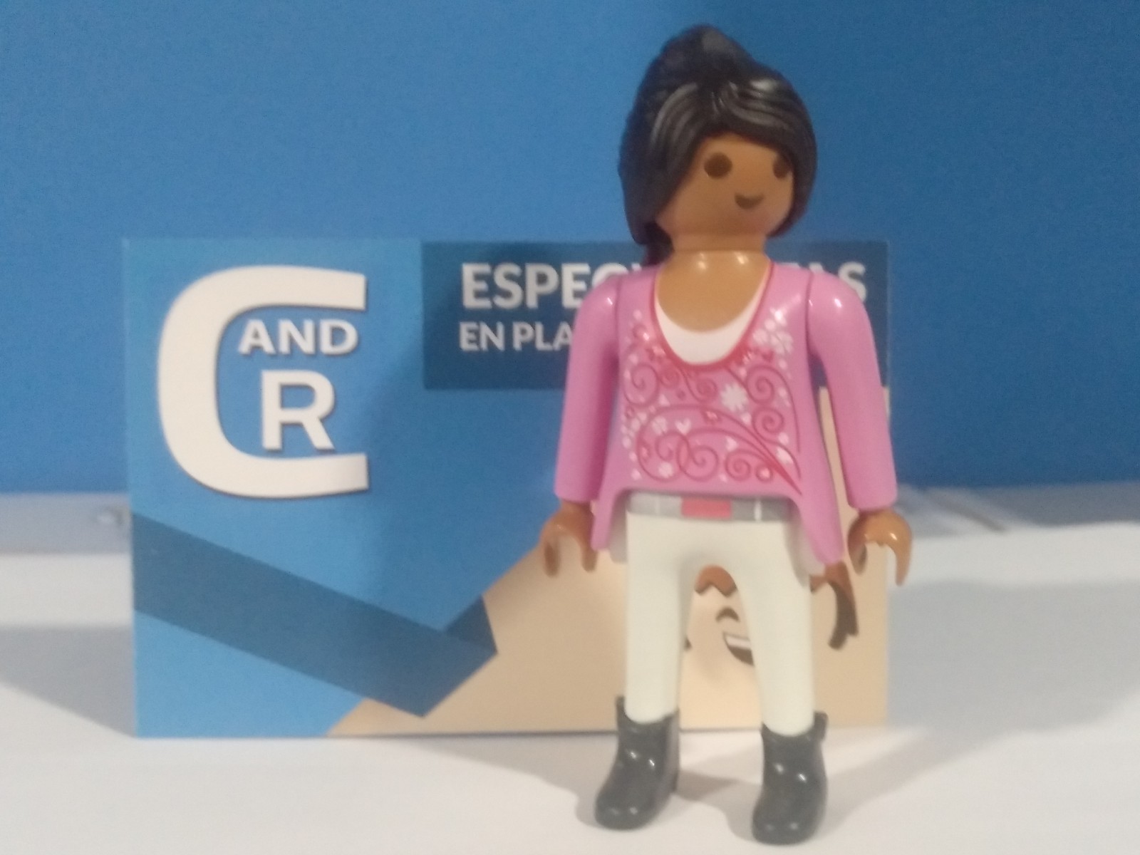 PLAYMOBIL FIGURA MUJER CON CAMISETA ROSA - 23/1/21