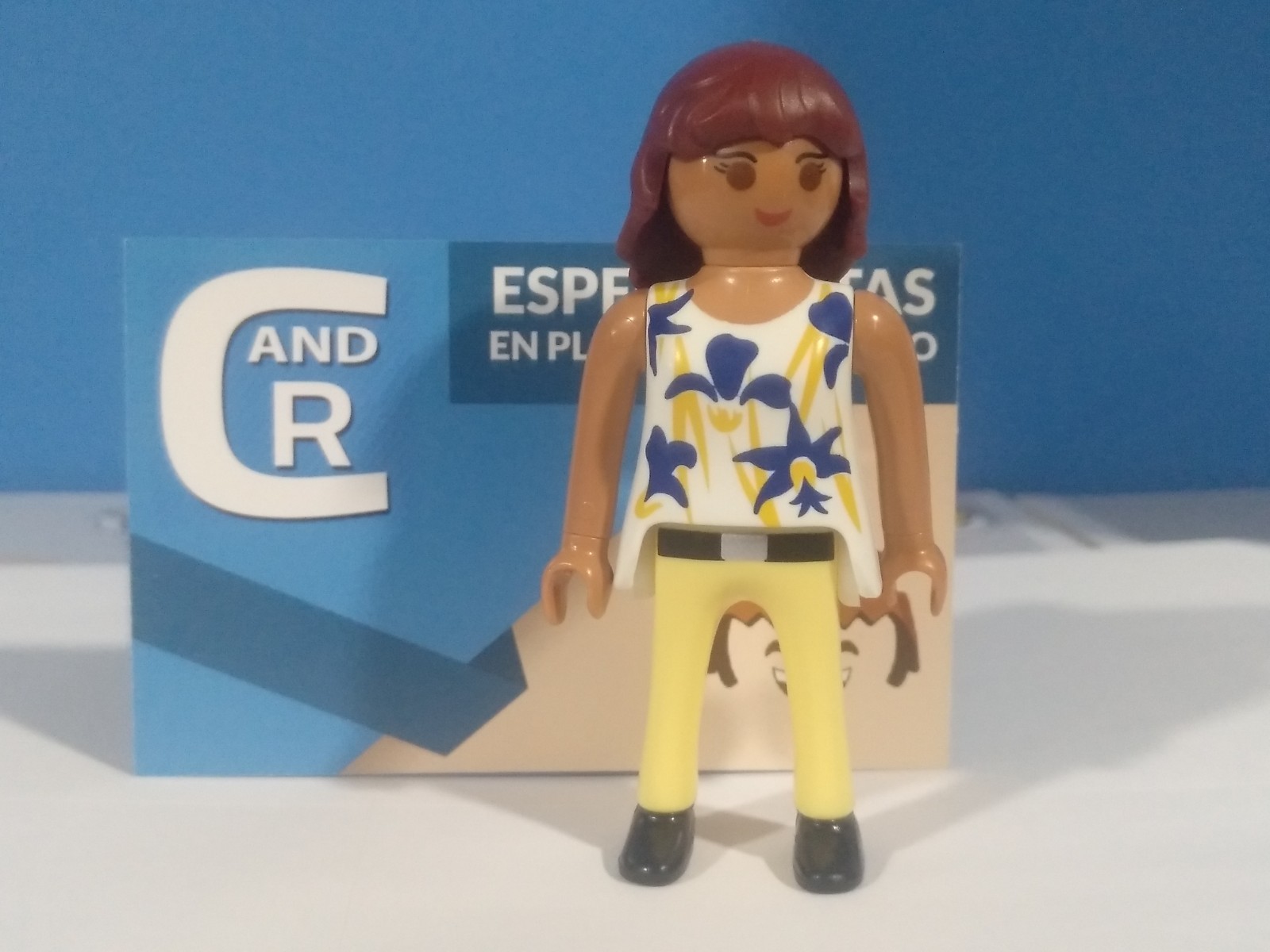 PLAYMOBIL FIGURA MUJER CON CAMISA DE FLORES - 23/1/21