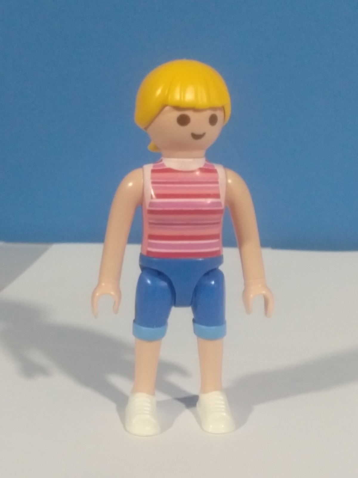 PLAYMOBIL CHICA CON PANTALON CORTO Y CAMISETA - 2/2/21