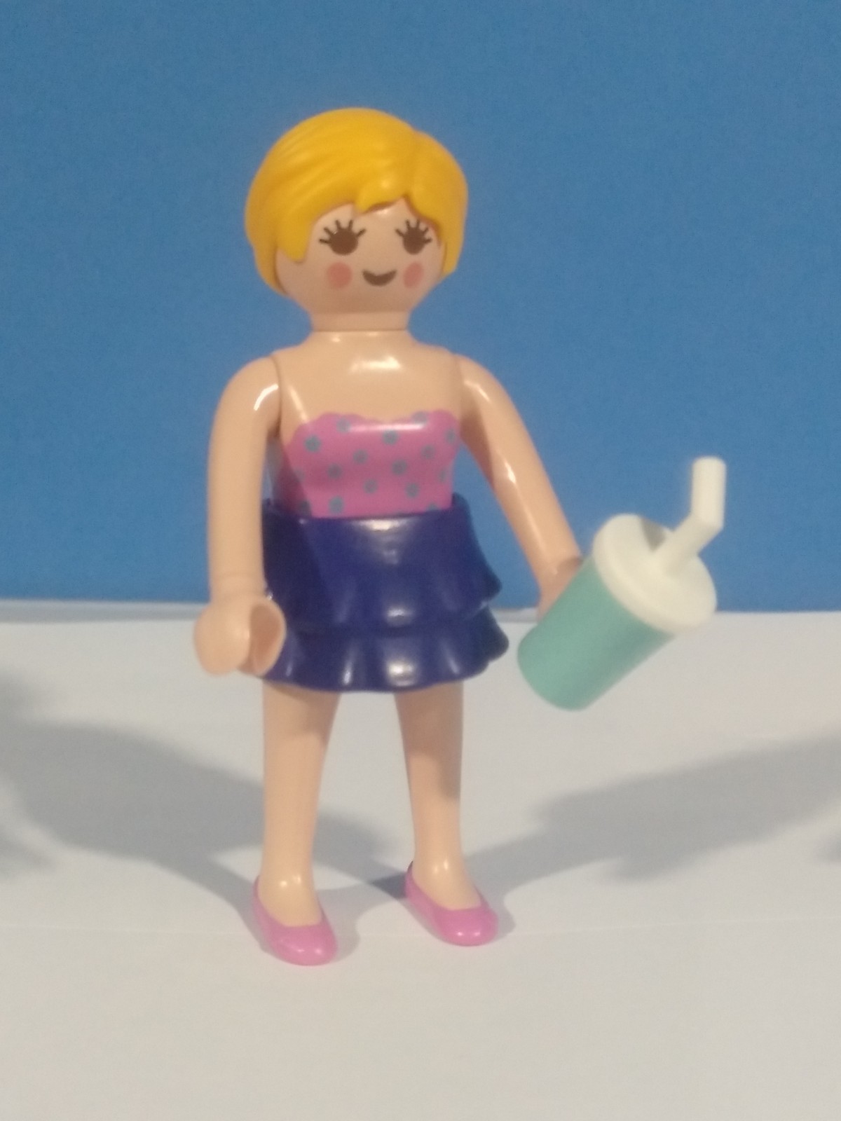 PLAYMOBIL CHICA RUBIA CON FALDA Y BATIDO - 13/2/21
