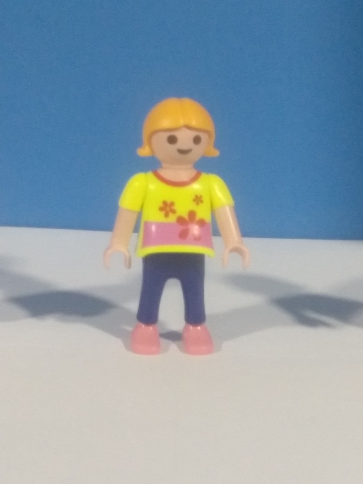 PLAYMOBIL NIÑA CAMISETA AMARILLA FOSFORITO - 11/3/21