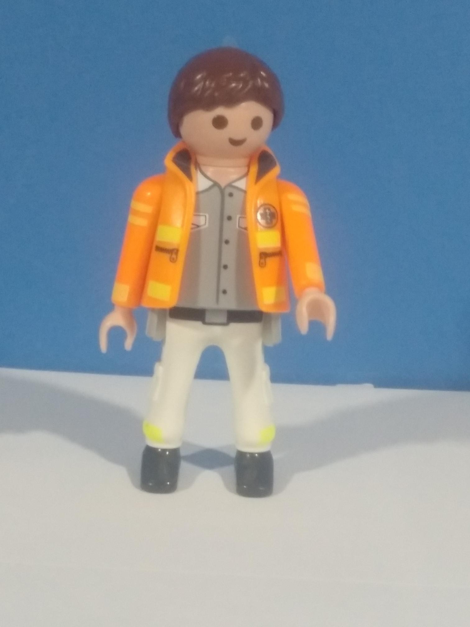 PLAYMOBIL FIGURA SANITARIO CON CHALECO NARANJA - 28/3/21