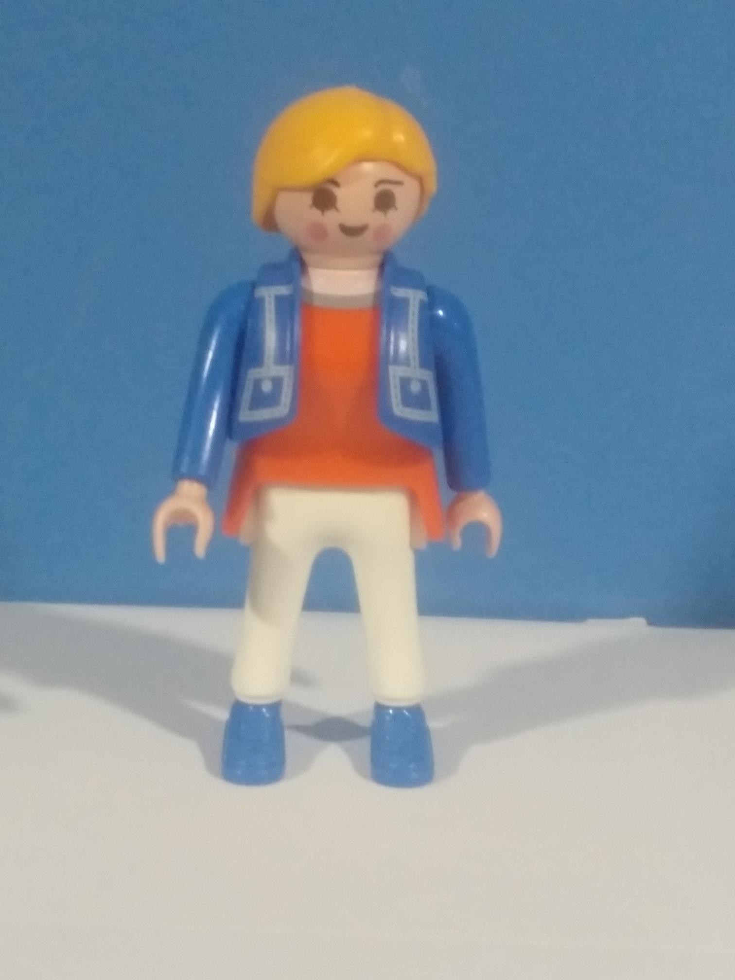 PLAYMOBIL FIGURA CHICA RUBIA CON CHALECO - 28/3/21