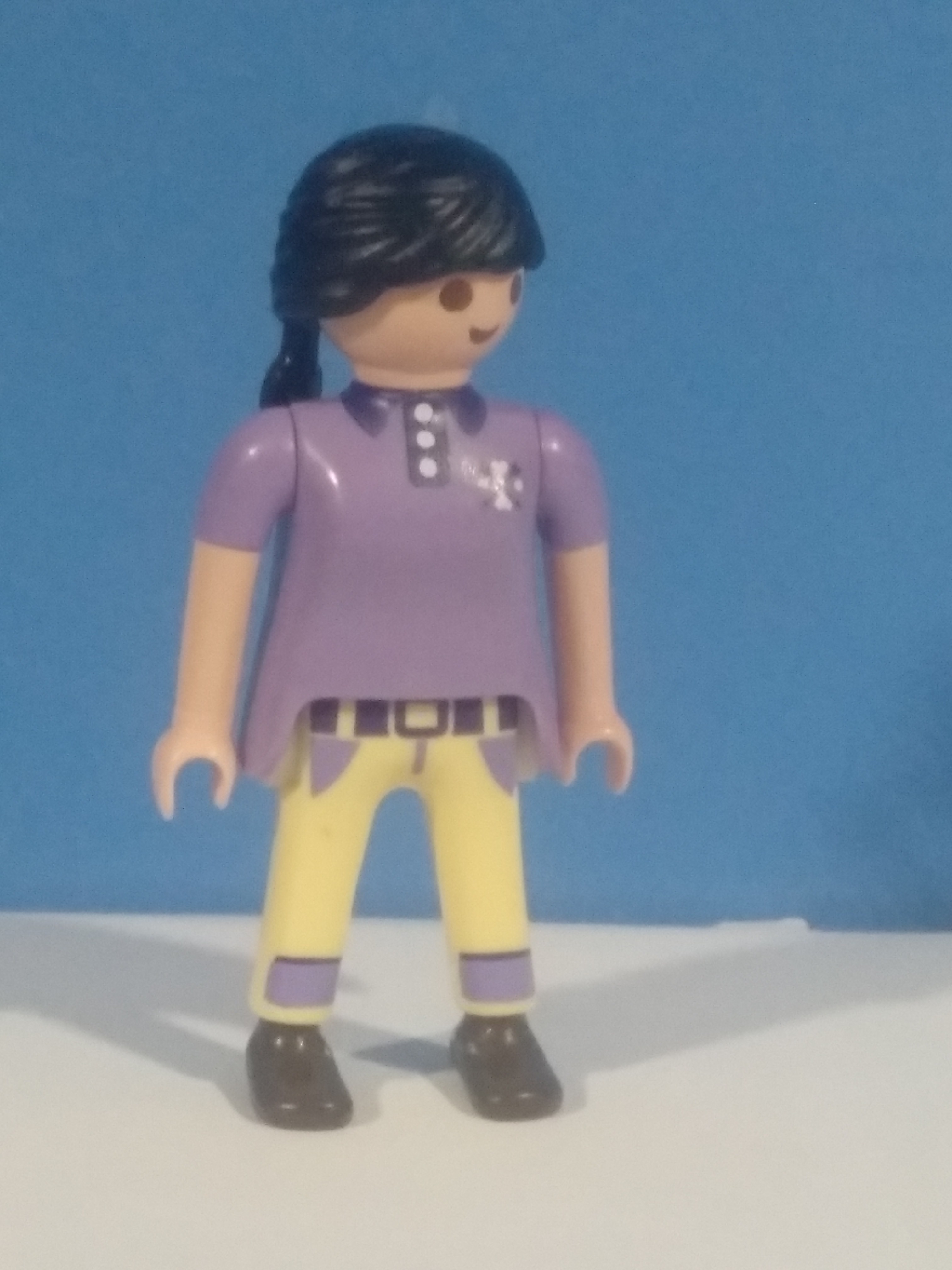 PLAYMOBIL FIGURA CHICA MORENA CON COLETA - 28/3/21