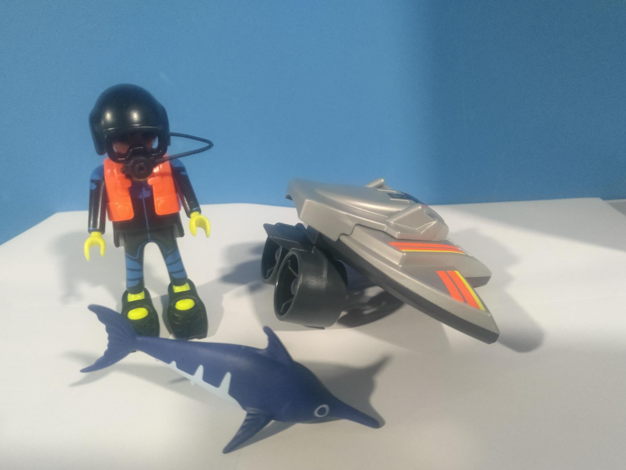 PLAYMOBIL SUBMARINISTA CON MOTO ACUATICA Y PEZ ESPADA - 25/5/19