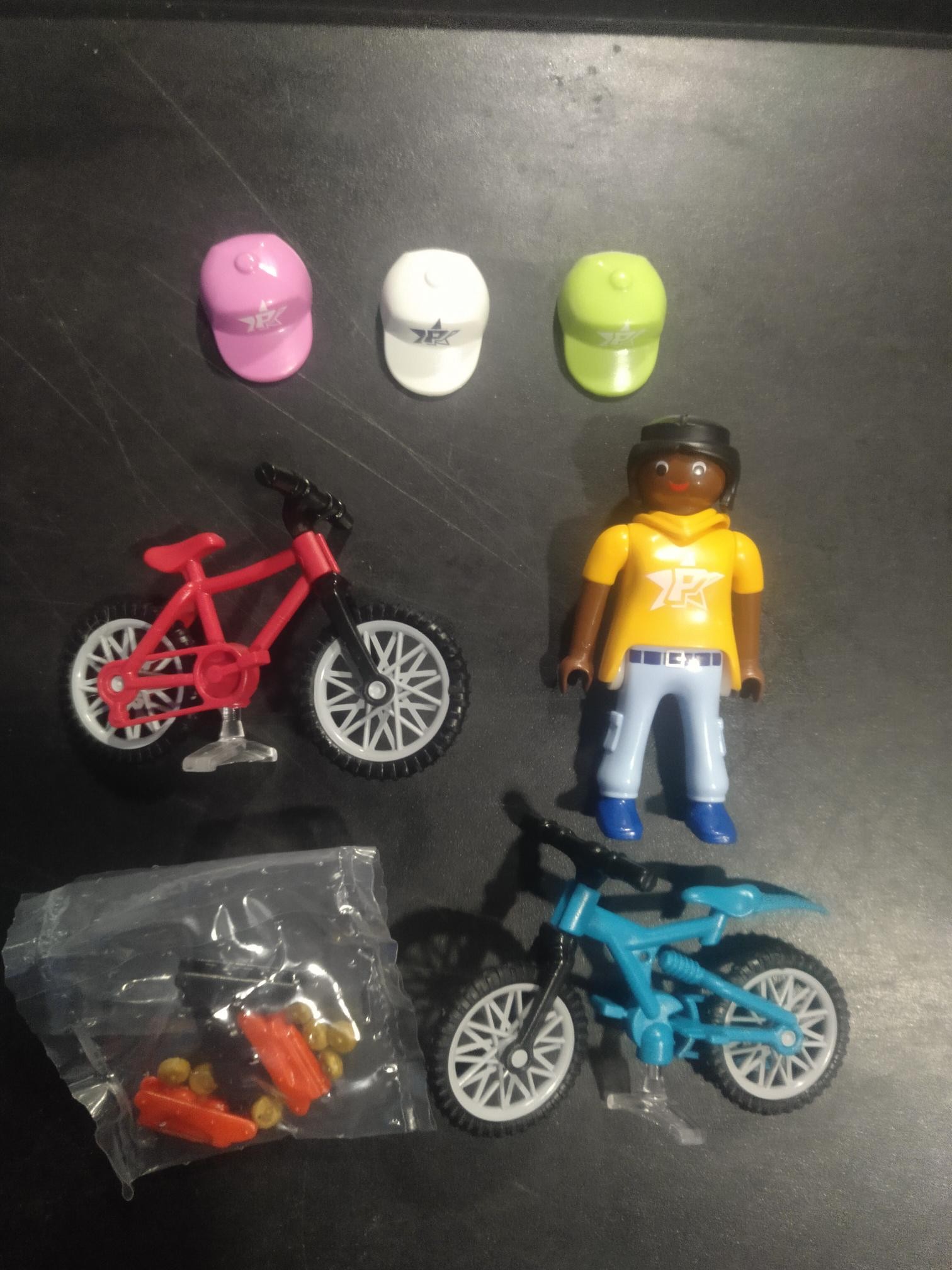 PLAYMOBIL MUJER NEGRA CON BICICLETAS Y ACCESORIOS