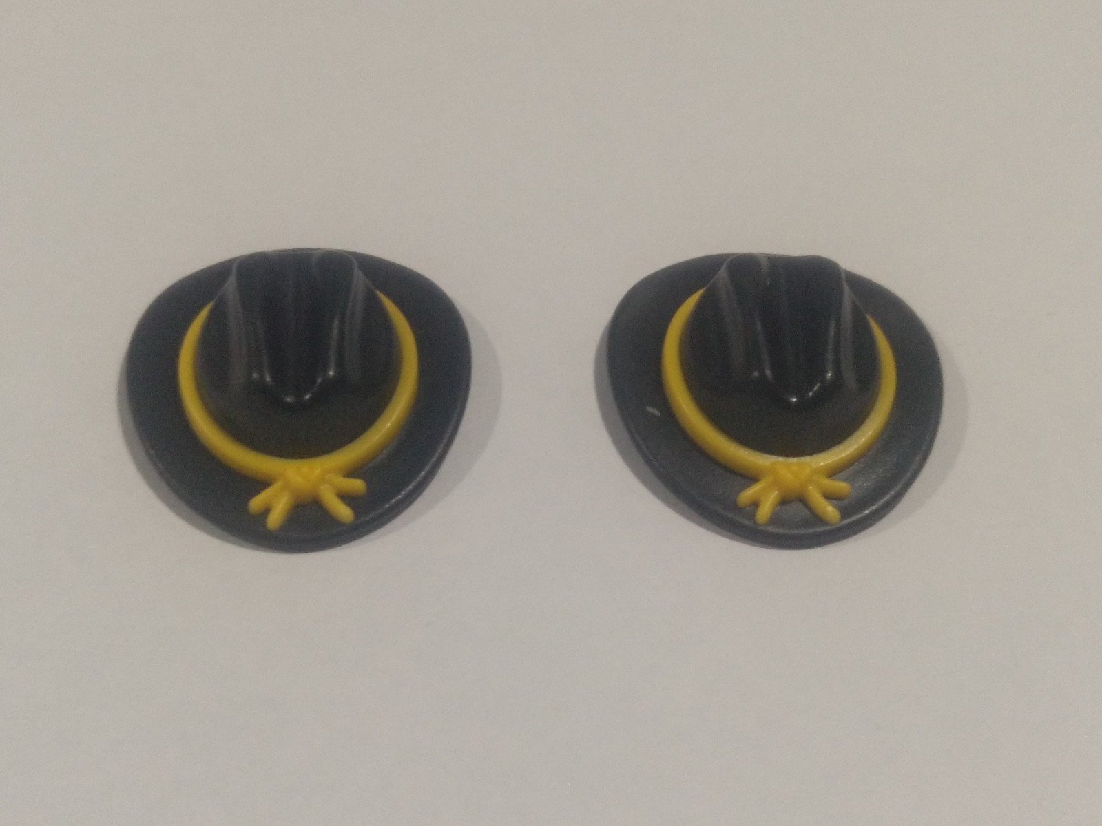 PLAYMOBIL PAREJA DE SOMBREROS DEL OESTE CON RIBETE AMARILLO - 22/4/21
