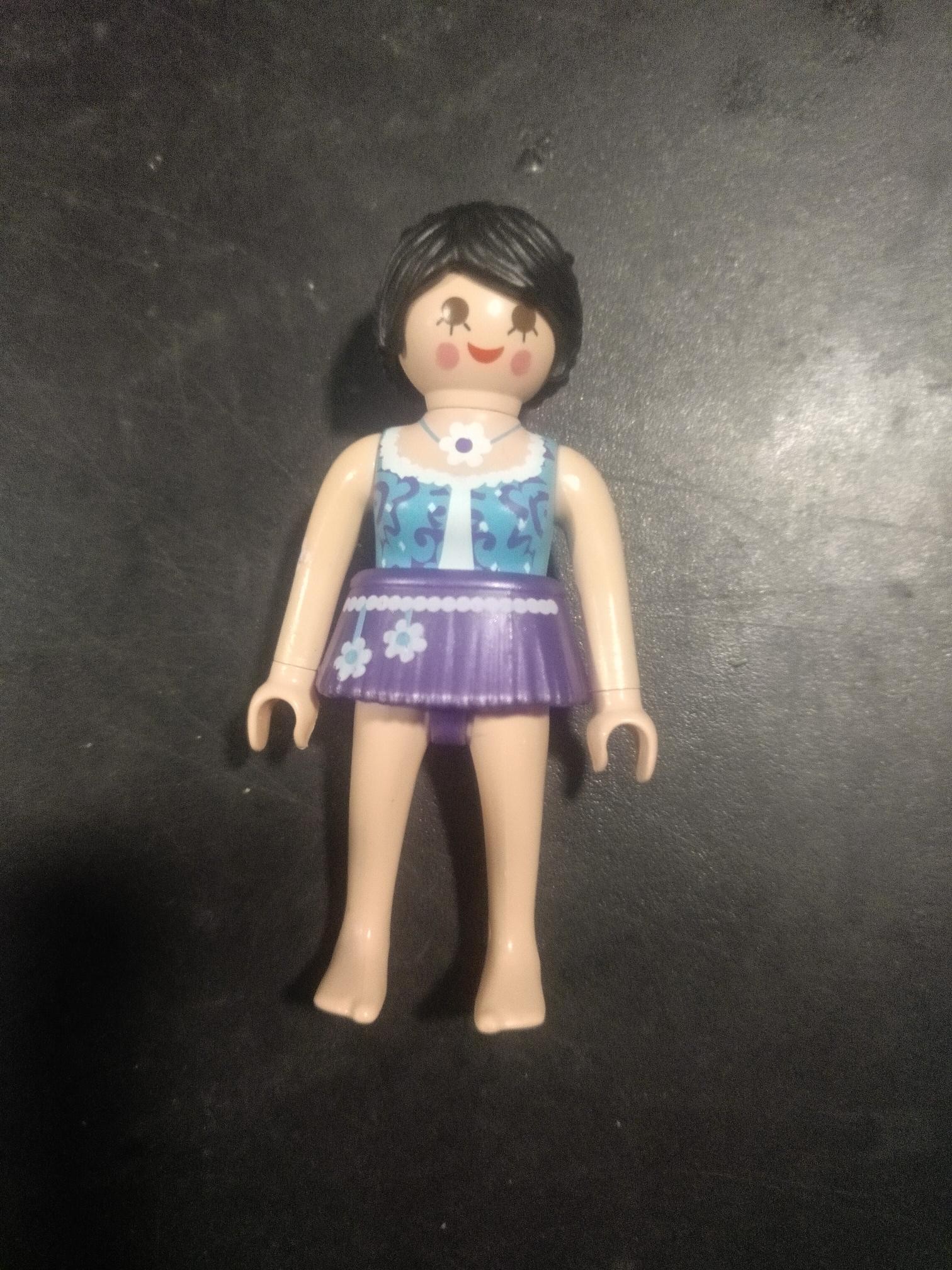 PLAYMOBIL FIGURA CHICA CON FALDA - 1/5/21