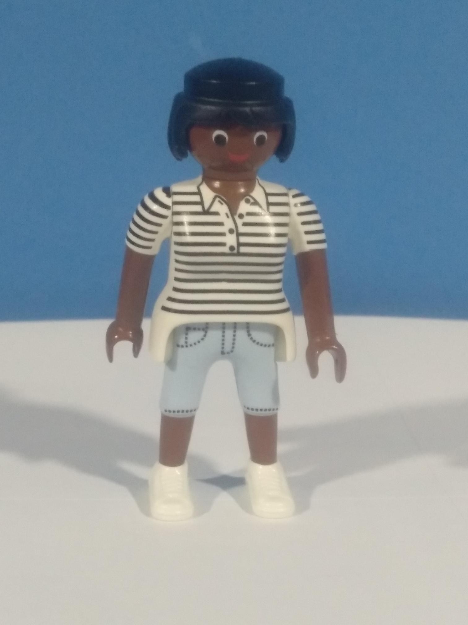 PLAYMOBIL FIGURA MUJER NEGRA CON CAMISETA A RAYAS - 7/4/21