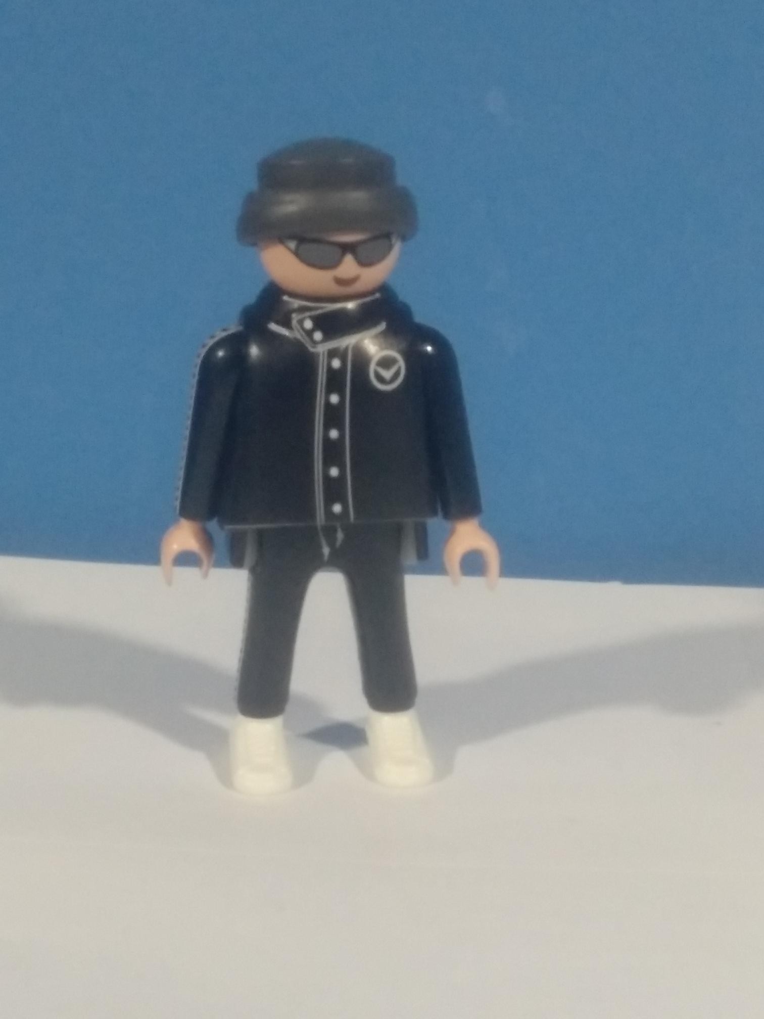 PLAYMOBIL FIGURA LADRON EN CHANDAL NEGRO - 13/4/21