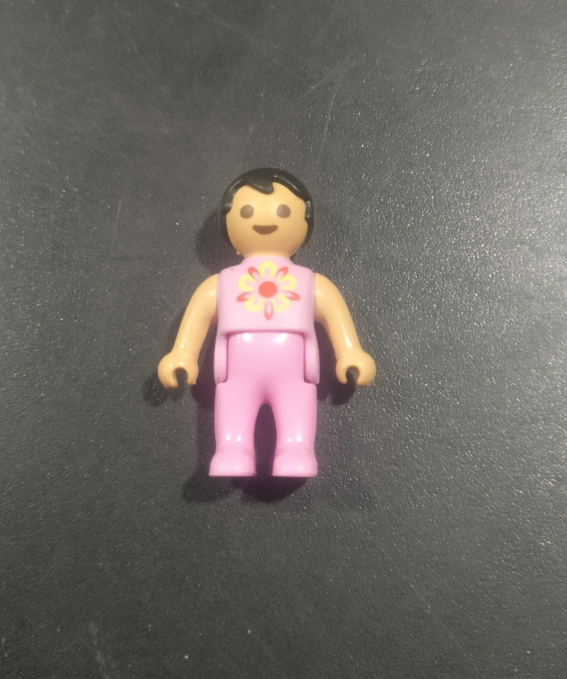 PLAYMOBIL BEBE MORENO CON TRAJE ROSA - 13/4/21