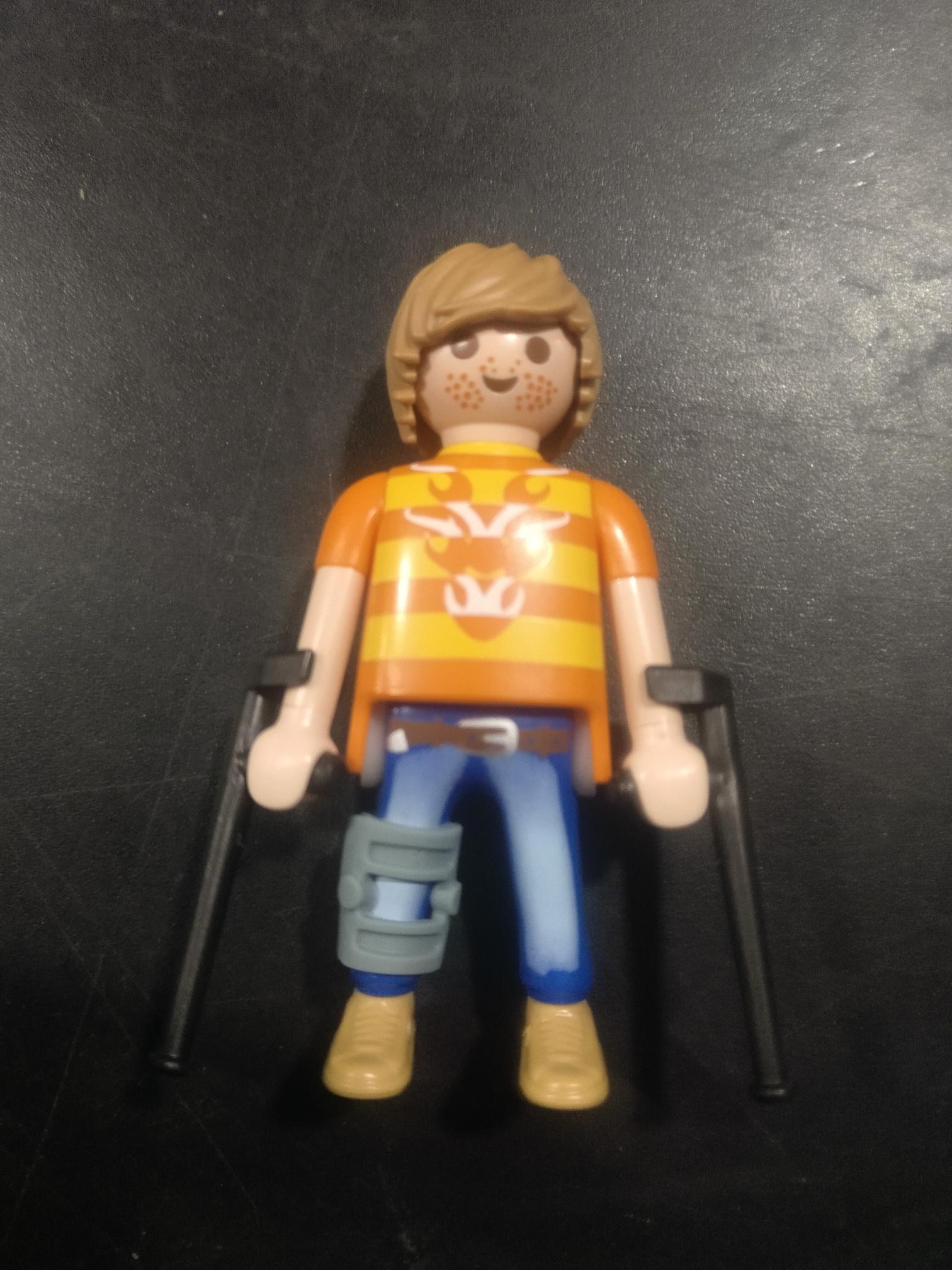 PLAYMOBIL CHICO CON MULETAS Y LESION EN LA RODILLA - 26/12/19