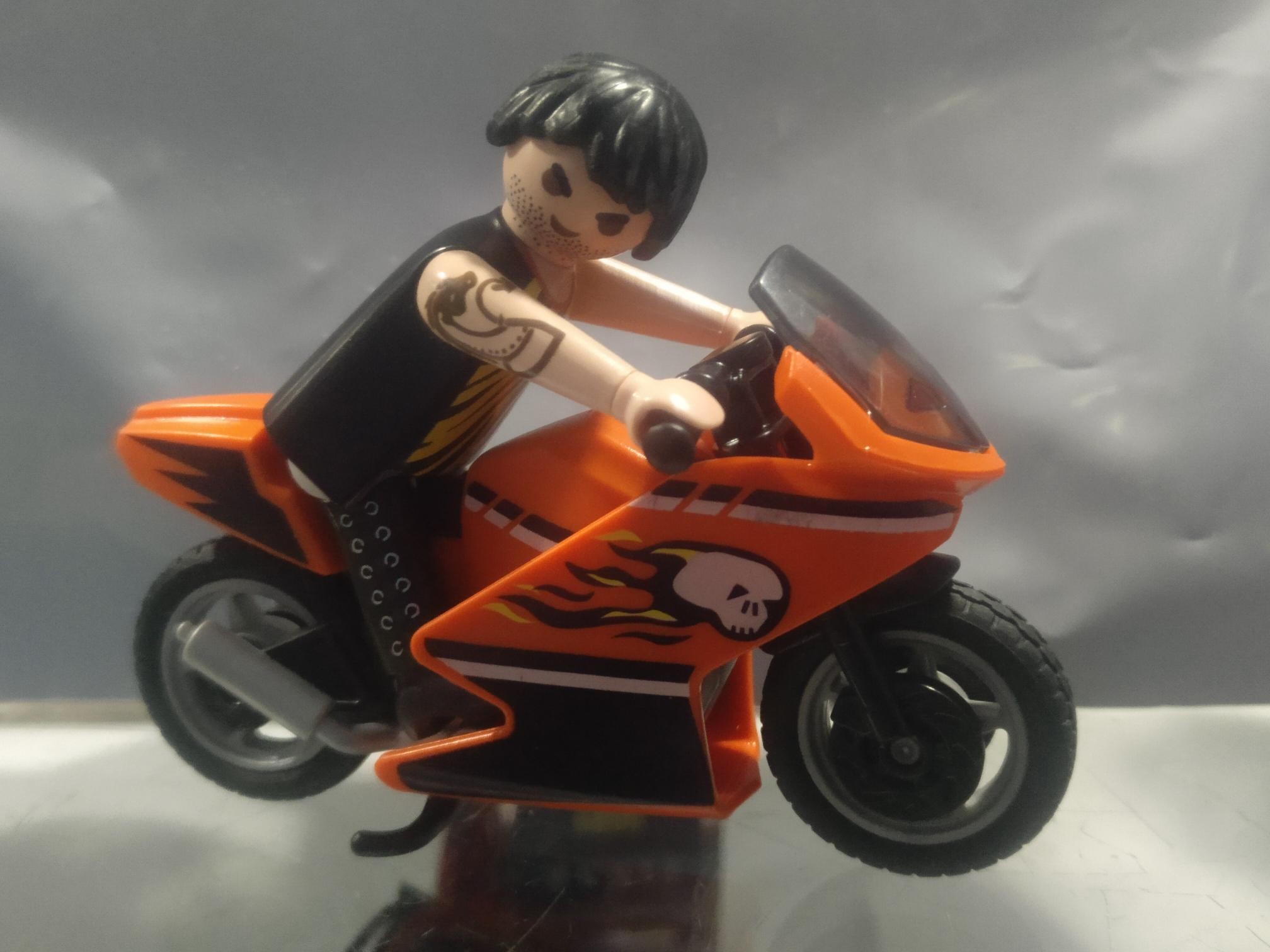 PLAYMOBIL FIGURA LADRON CON MOTO - 1/5/21