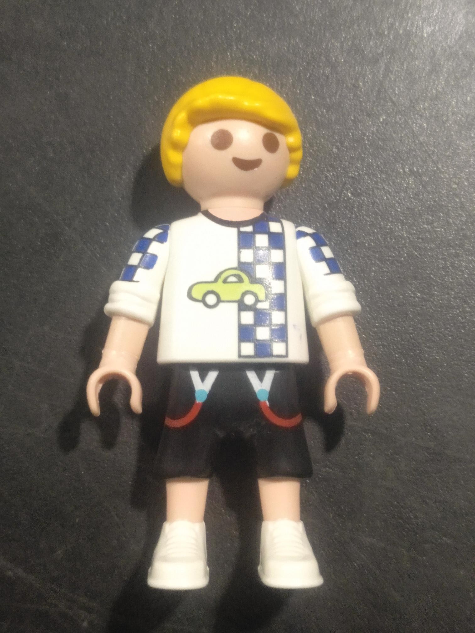 PLAYMOBIL NIÑO RUBIO CON CAMISETA DE UN COCHE - 1/5/21