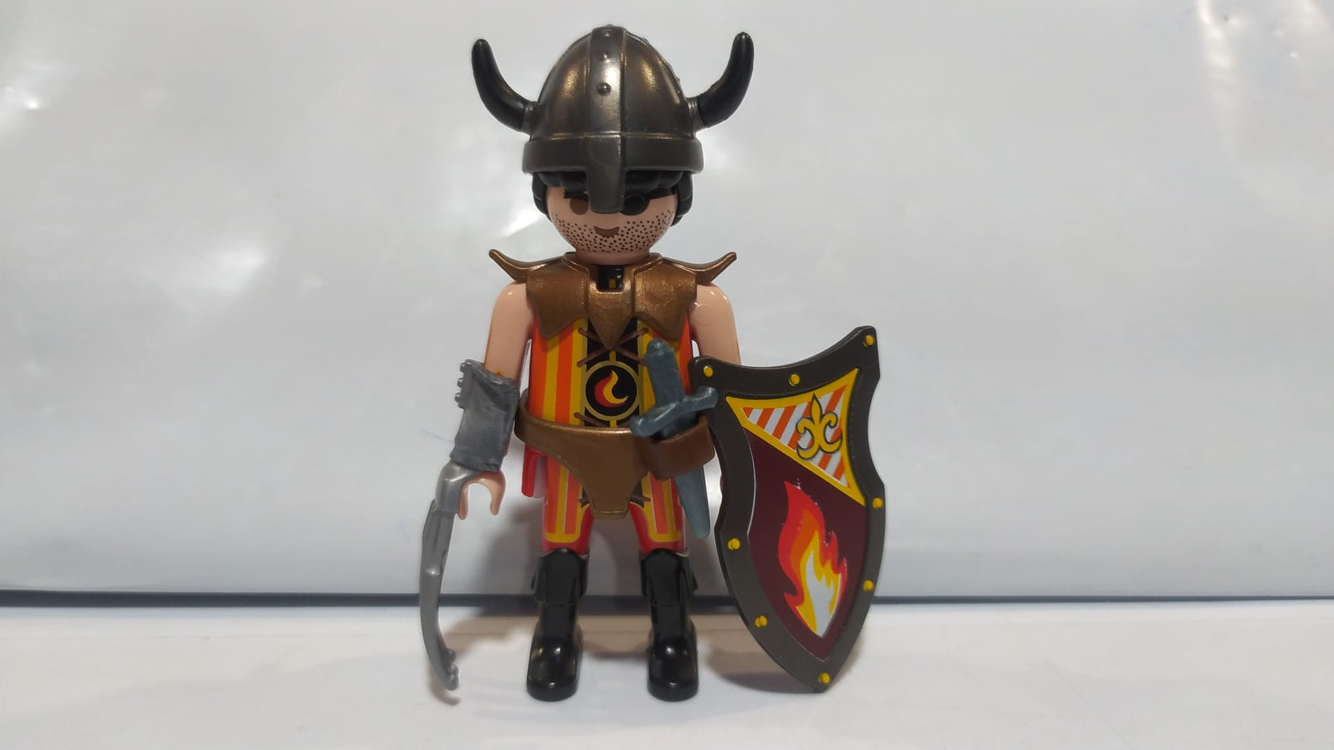 PLAYMOBIL GUERRERO NOVELMORE CON GARRA Y ESCUDO - 27/5/21