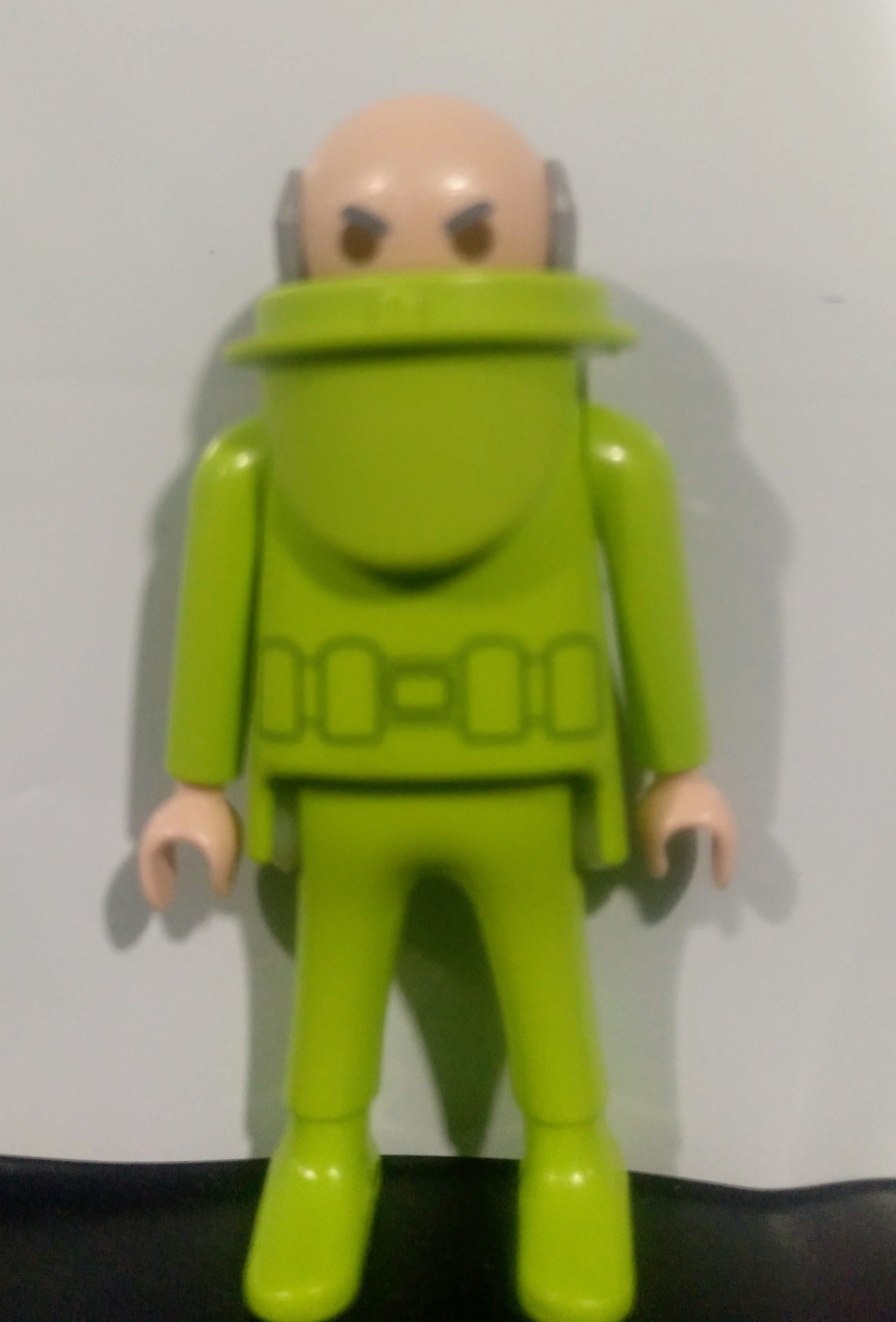 PLAYMOBIL FIGURA VERDE CON POCO PELO , CALVO - 27/5/21