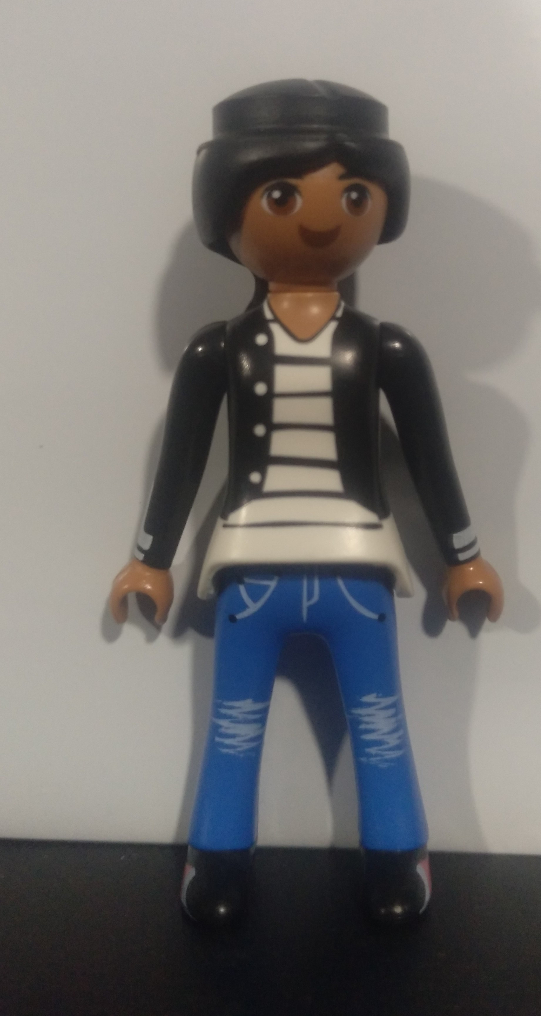 PLAYMOBIL FIGURA CHICA MODERNA DELGADA - 27/5/21