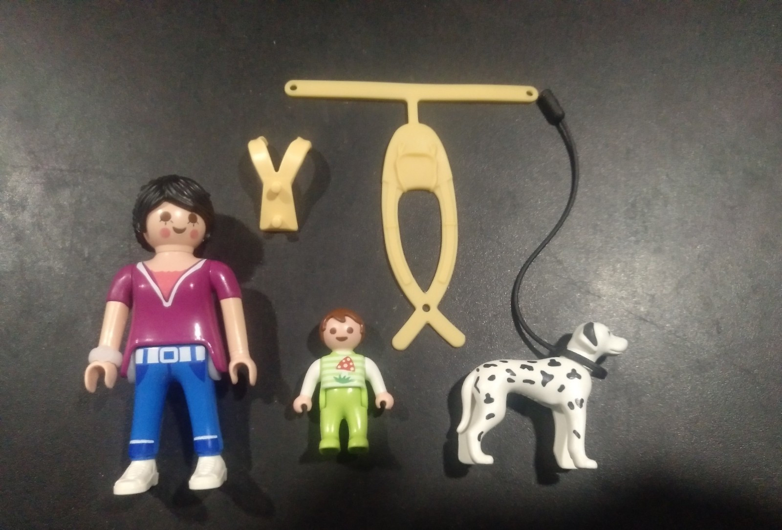 PLAYMOBIL MUJER CON PARTABEBE Y PERRO DALMATA - 10/6/21
