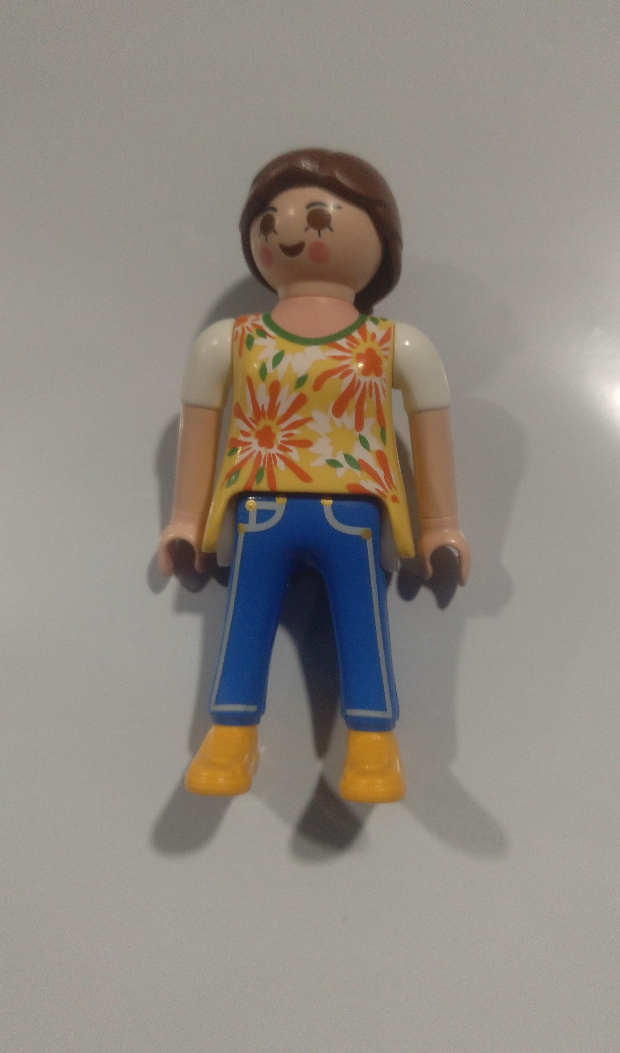PLAYMOBIL MUJER CITY CON COLETA Y CAMISETA - 25/6/21