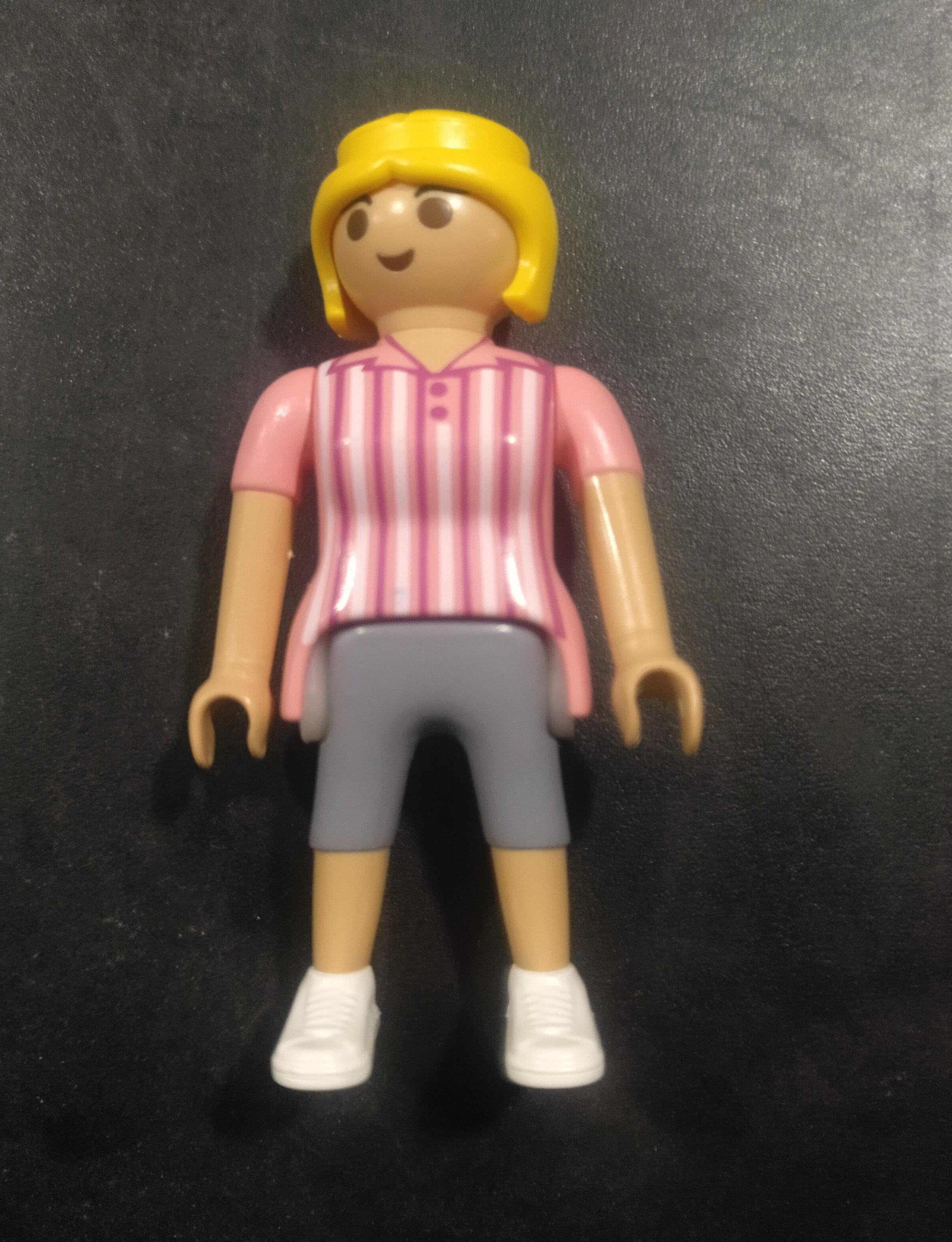 PLAYMOBIL FIGURA MUJER EN ZAPATILLAS Y PANTALON CORTO - 11/11/20