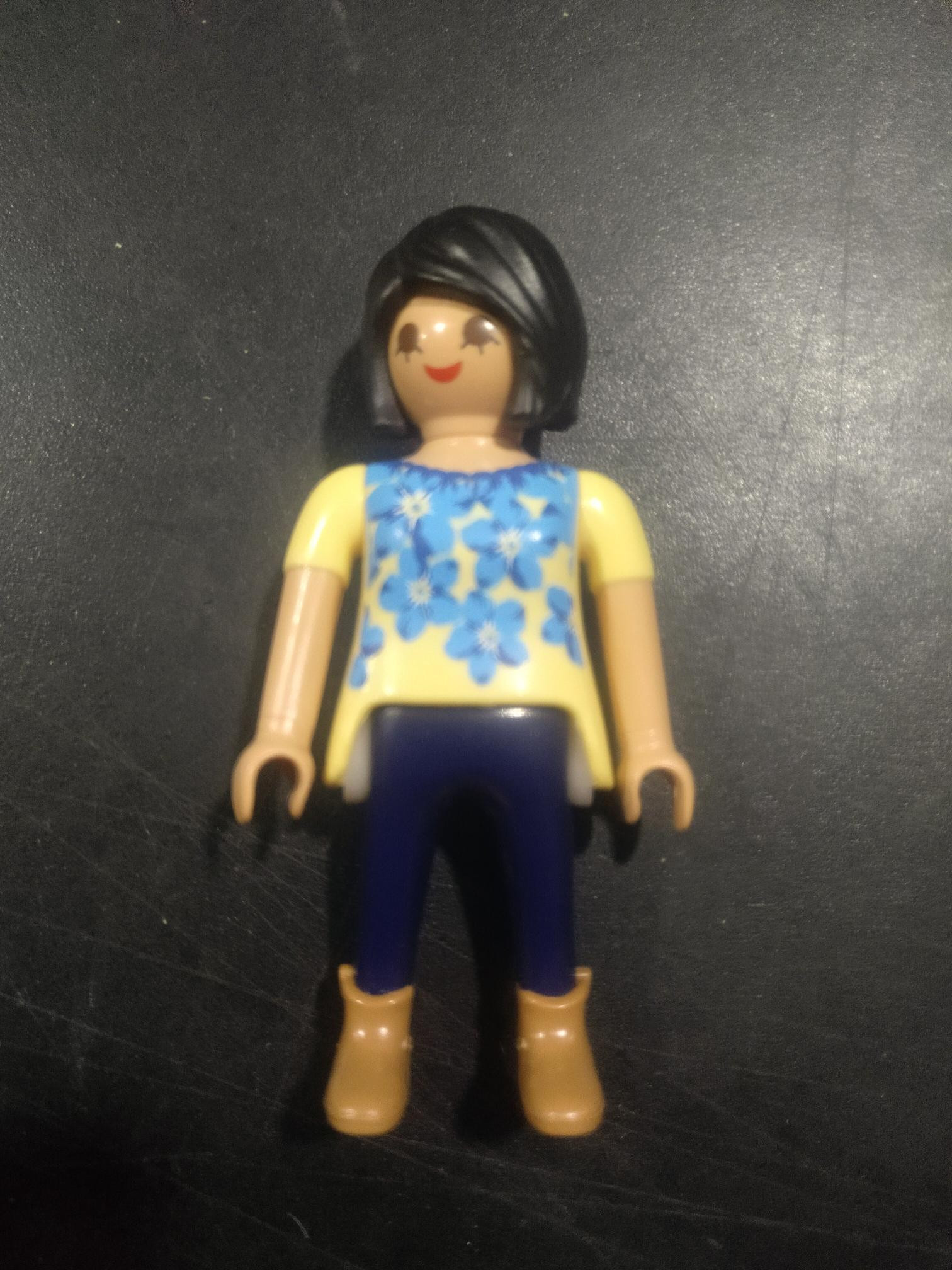 PLAYMOBIL FIGURA CITY MORENA CAMISETA AMARILLA - 13/8/21