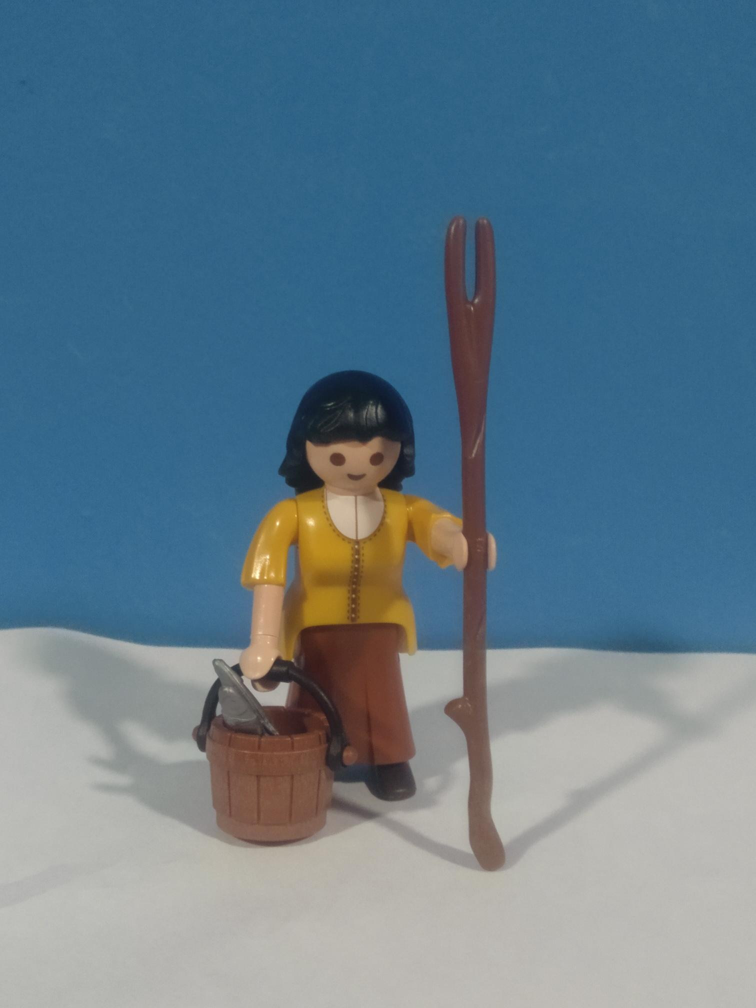 PLAYMOBIL ALDEANA CON CUBO DE PECES - 4/8/21