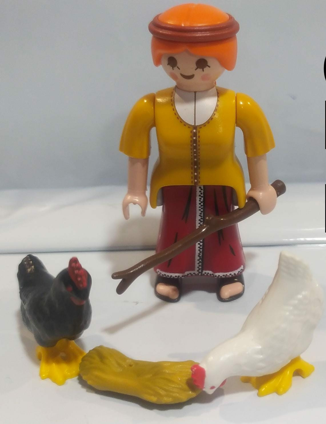 PLAYMOBIL ALDEANA CON GALLINAS , GRANJERA , BELEN - 25/11/20
