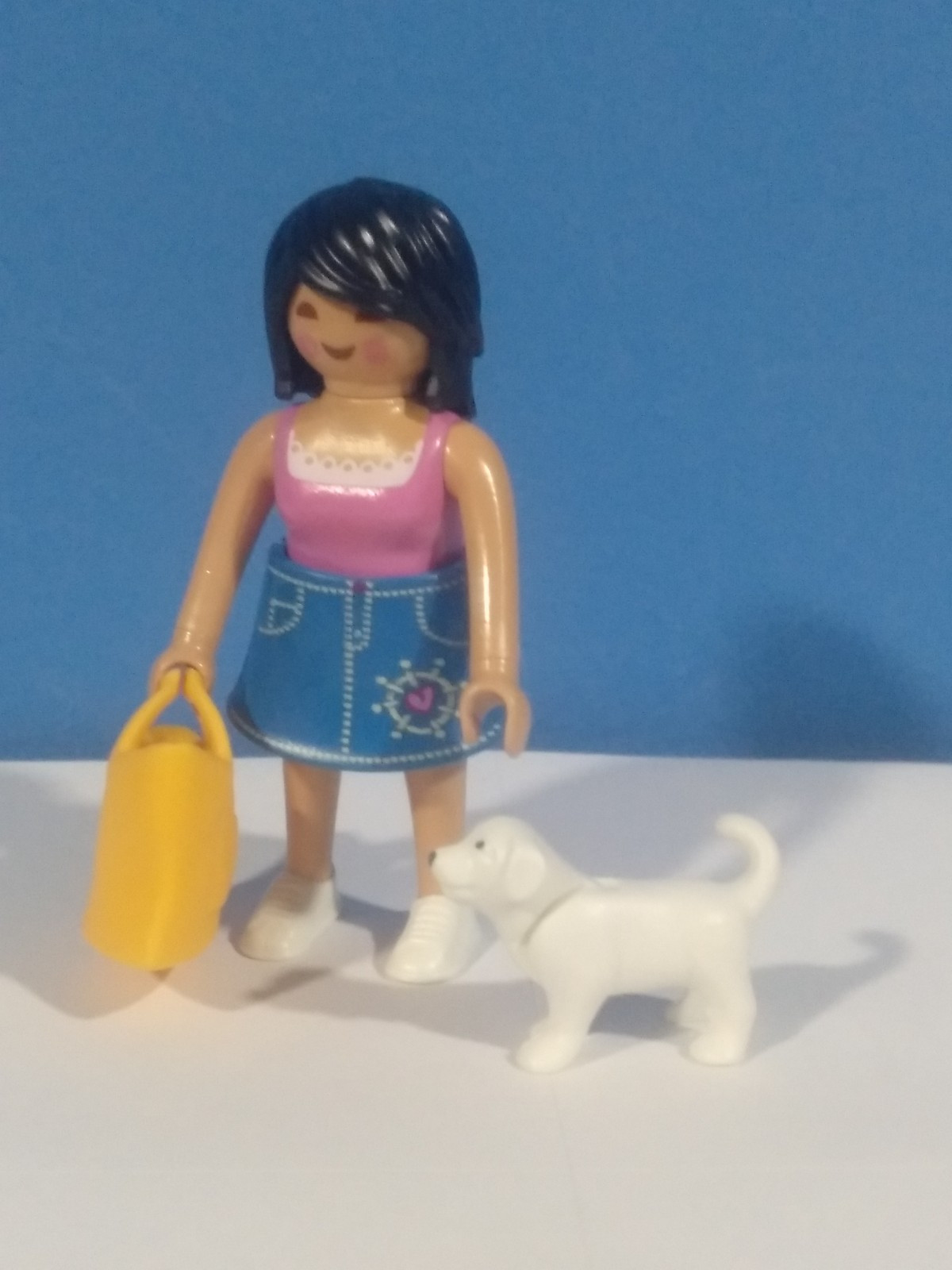 PLAYMOBIL CHICA CON PERRO Y BOLSO DE PLAYA - 27/3/19