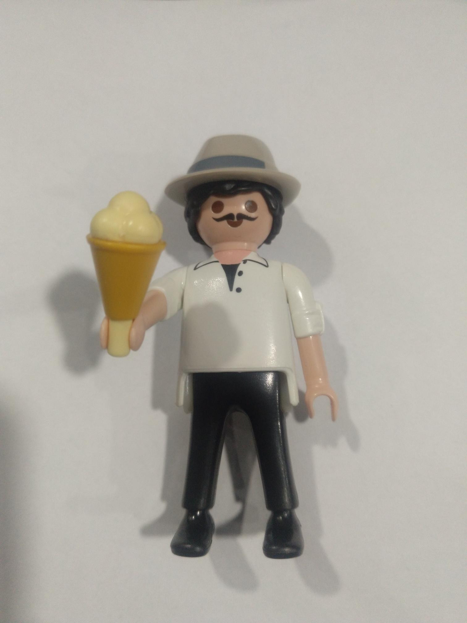 PLAYMOBIL FIGURA TURISTA CON HELADO - 25/6/21