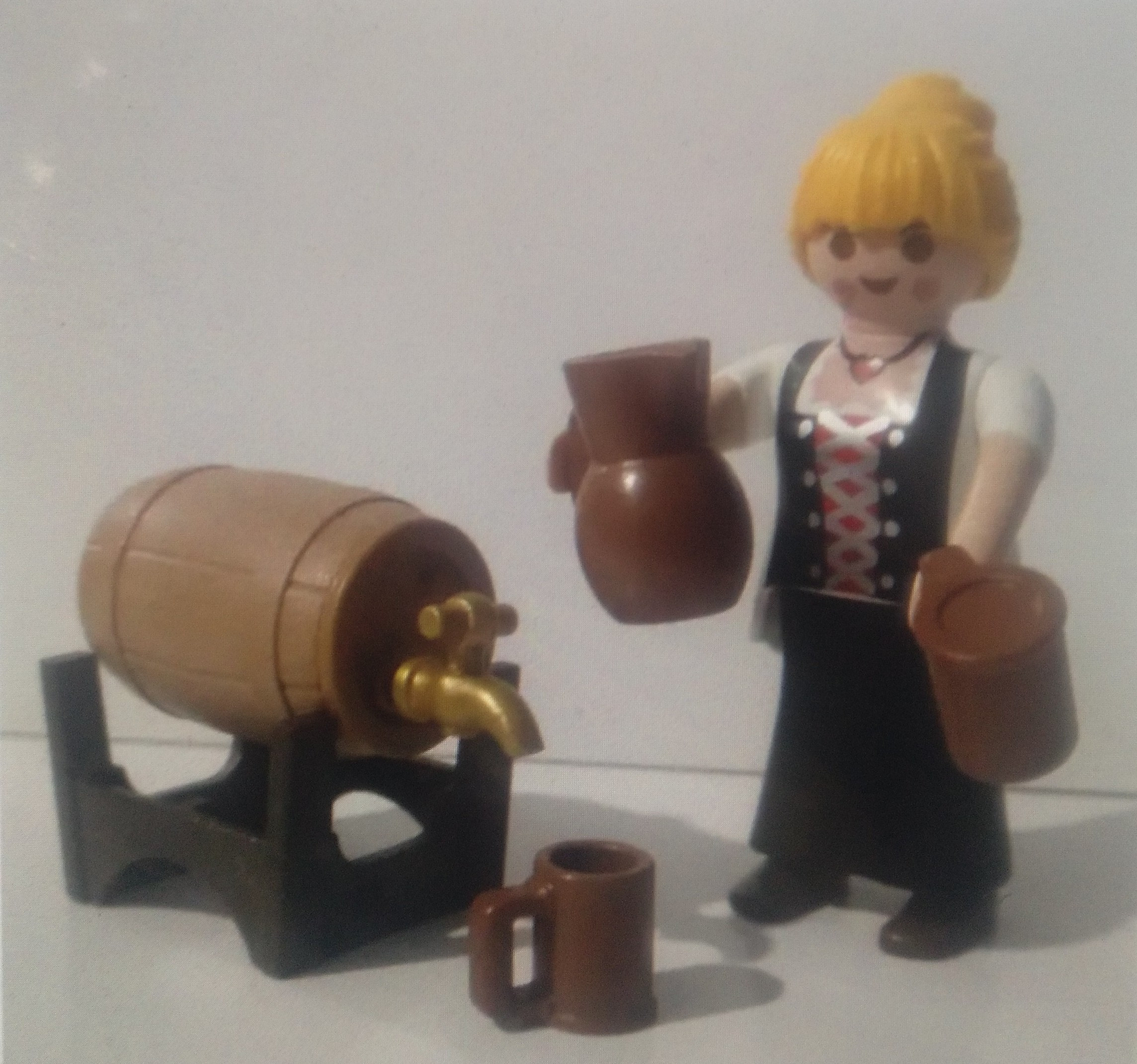 PLAYMOBIL CAMARERA CON BARRIL , BELEN , MEDIEVAL