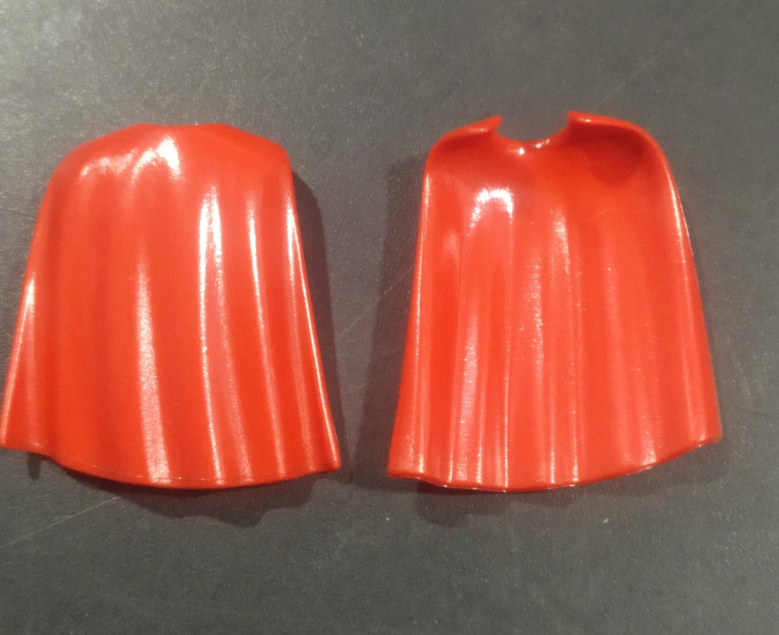 PLAYMOBIL PAREJA DE CAPAS ROJAS - 23/11/21
