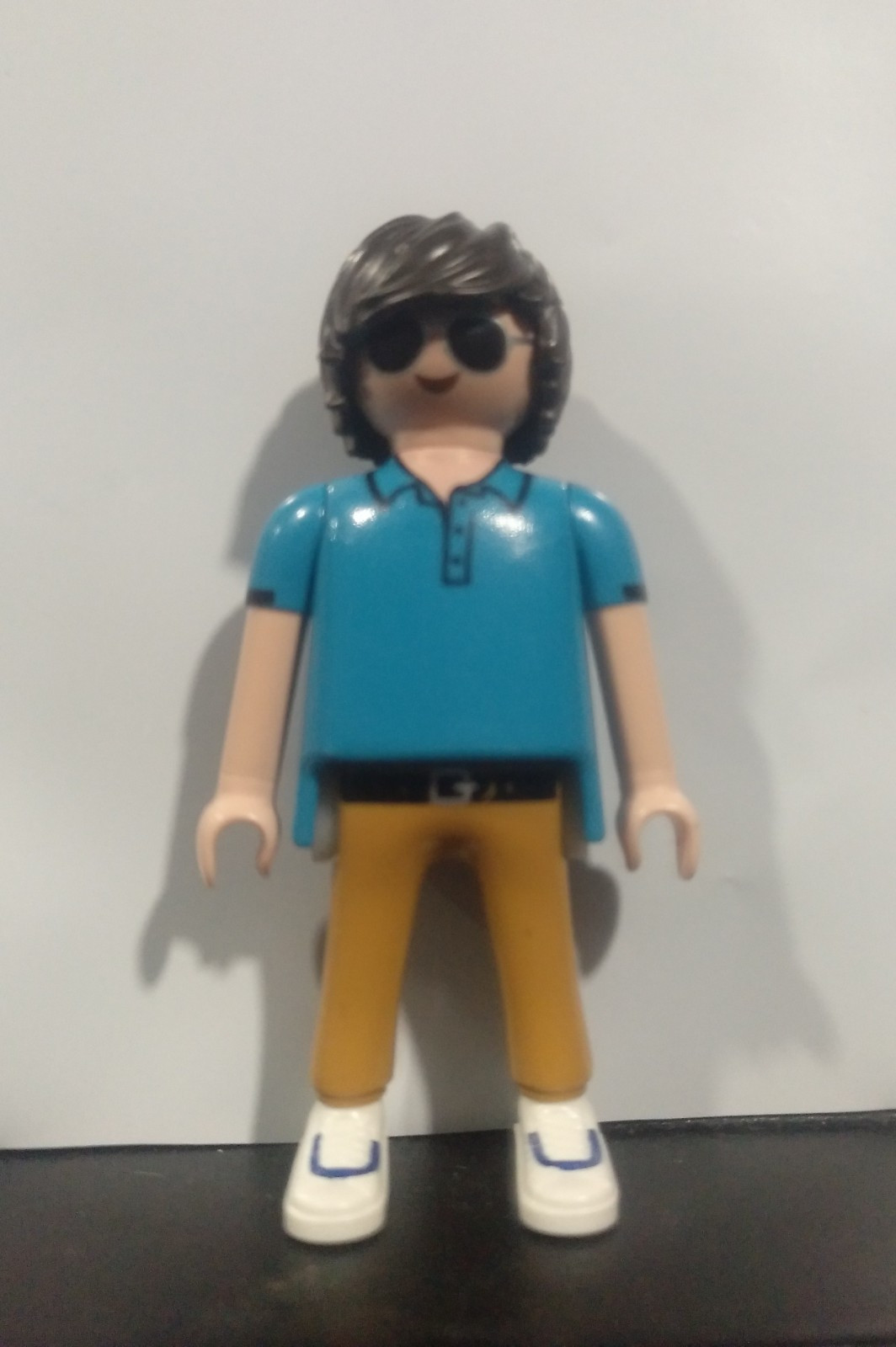 PLAYMOBIL FIGURA CHICO MODERNO CON GAFAS - 23/11/21